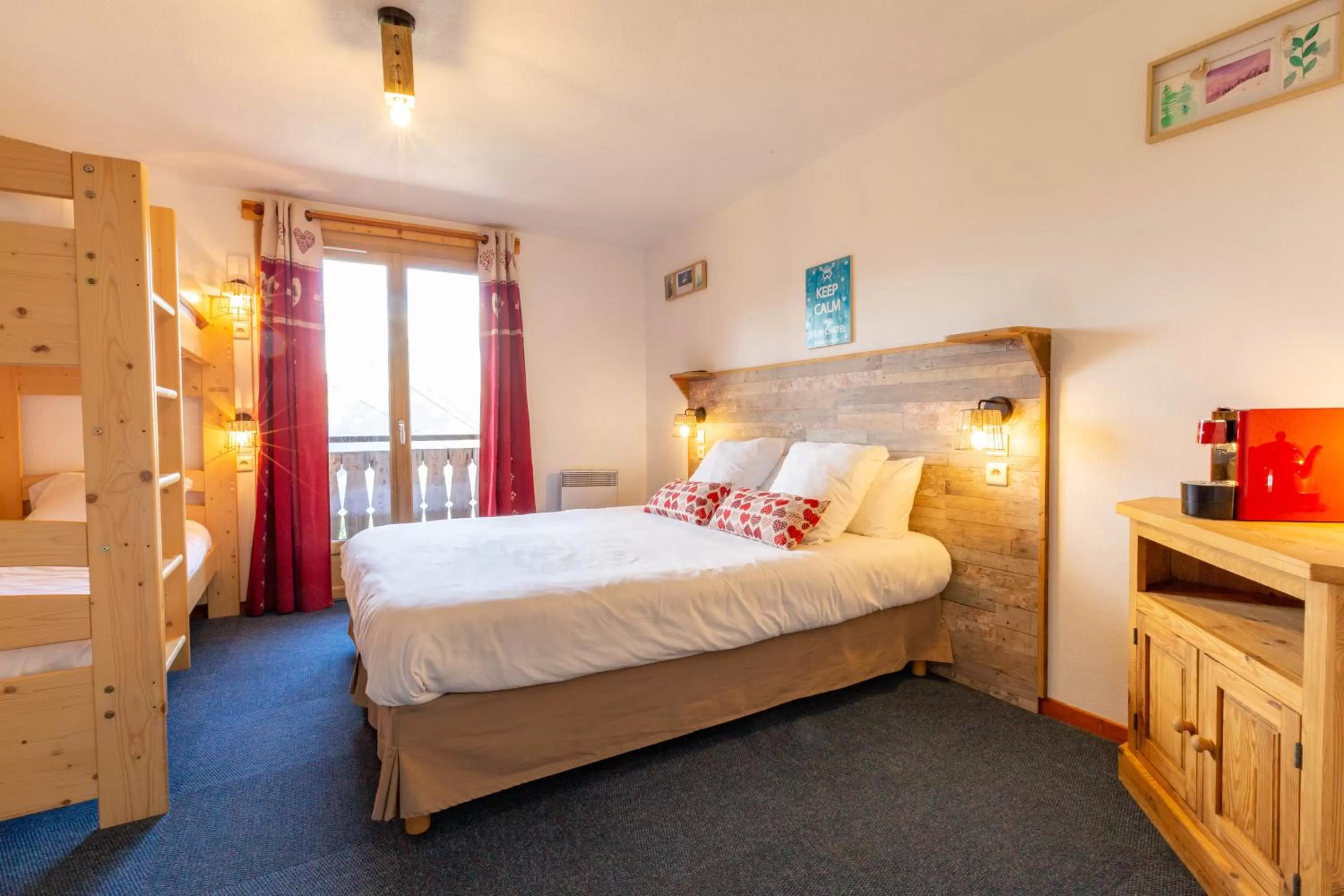 Photo of the whole room, Bed in L'Escale (accès en télécabine)