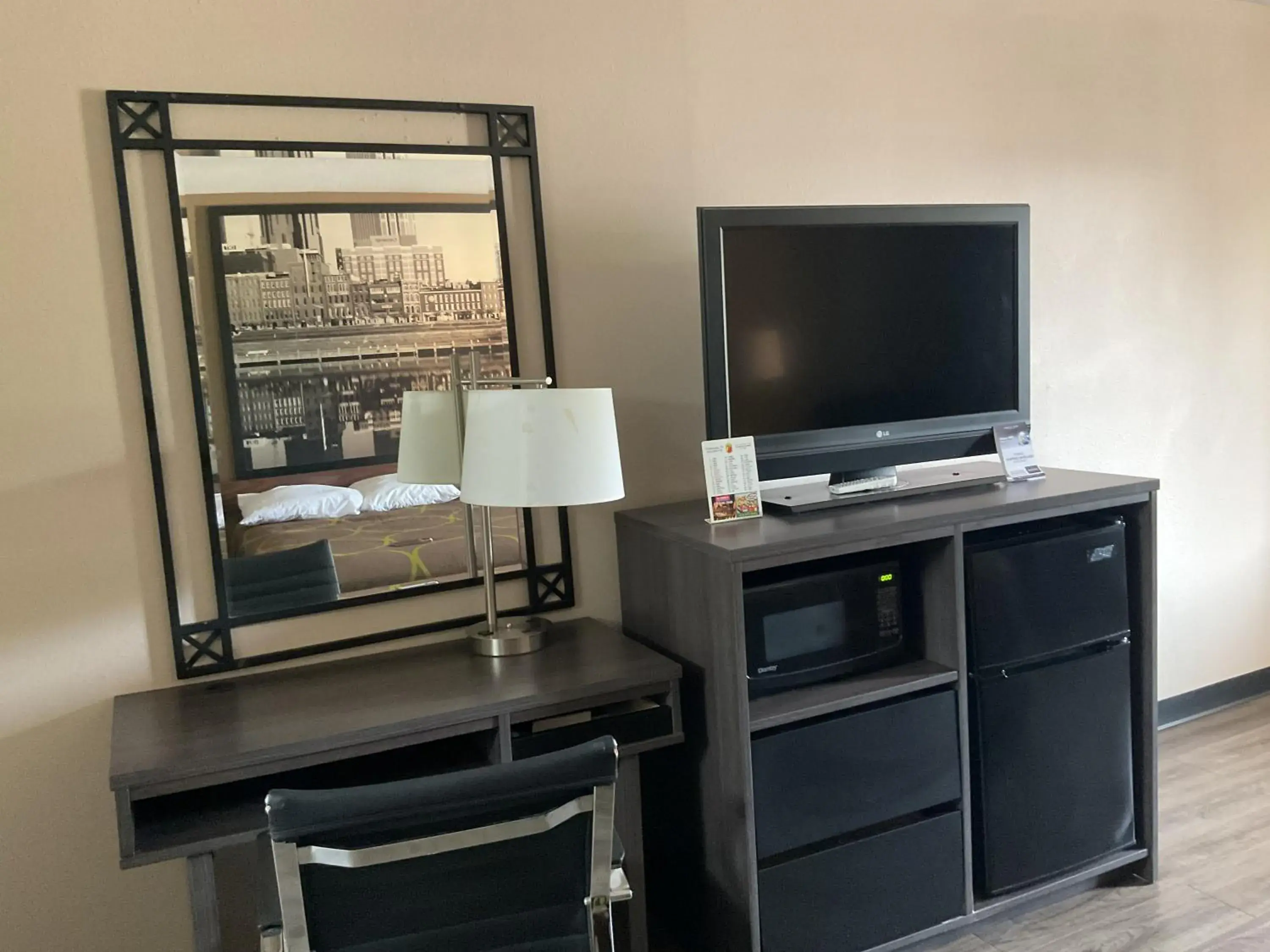 hair dresser, TV/Entertainment Center in Super 8 by Wyndham Chattanooga/East Ridge