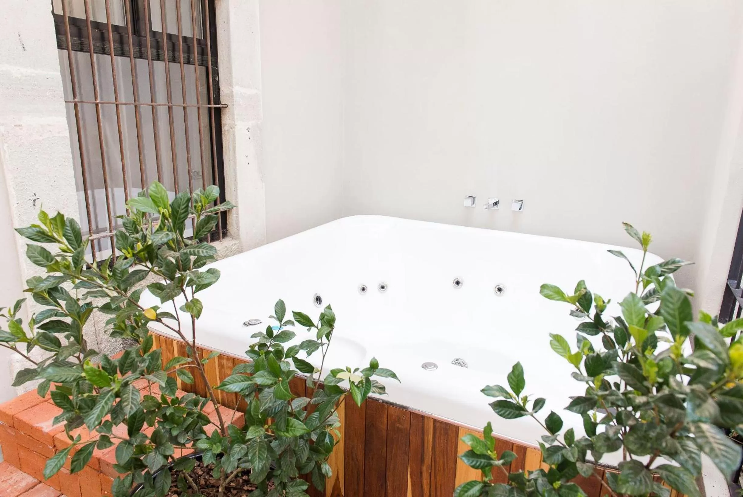 Antigua Trece Hotel Fusión