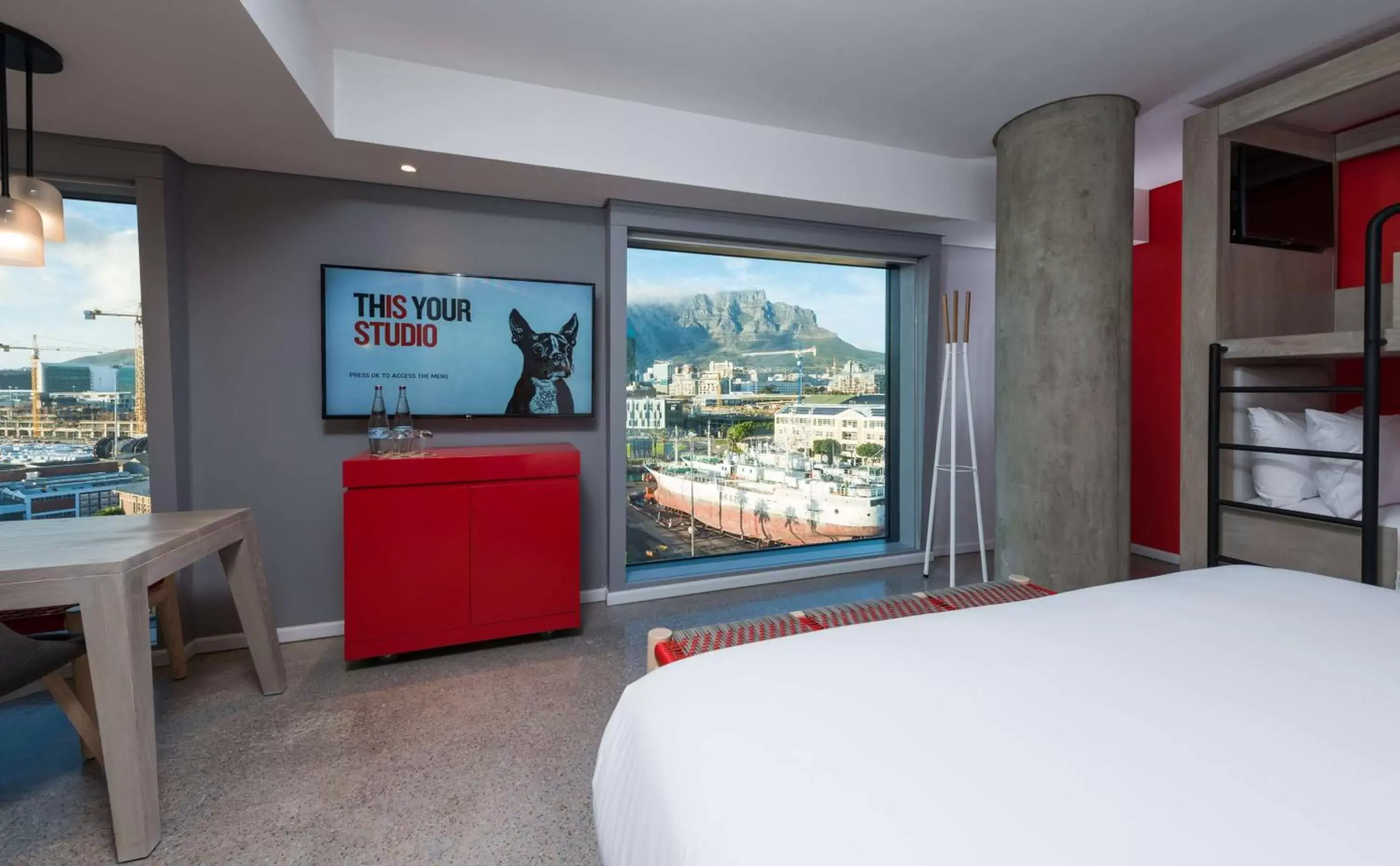 Bedroom, TV/Entertainment Center in Radisson RED Hotel V&A Waterfront Cape Town