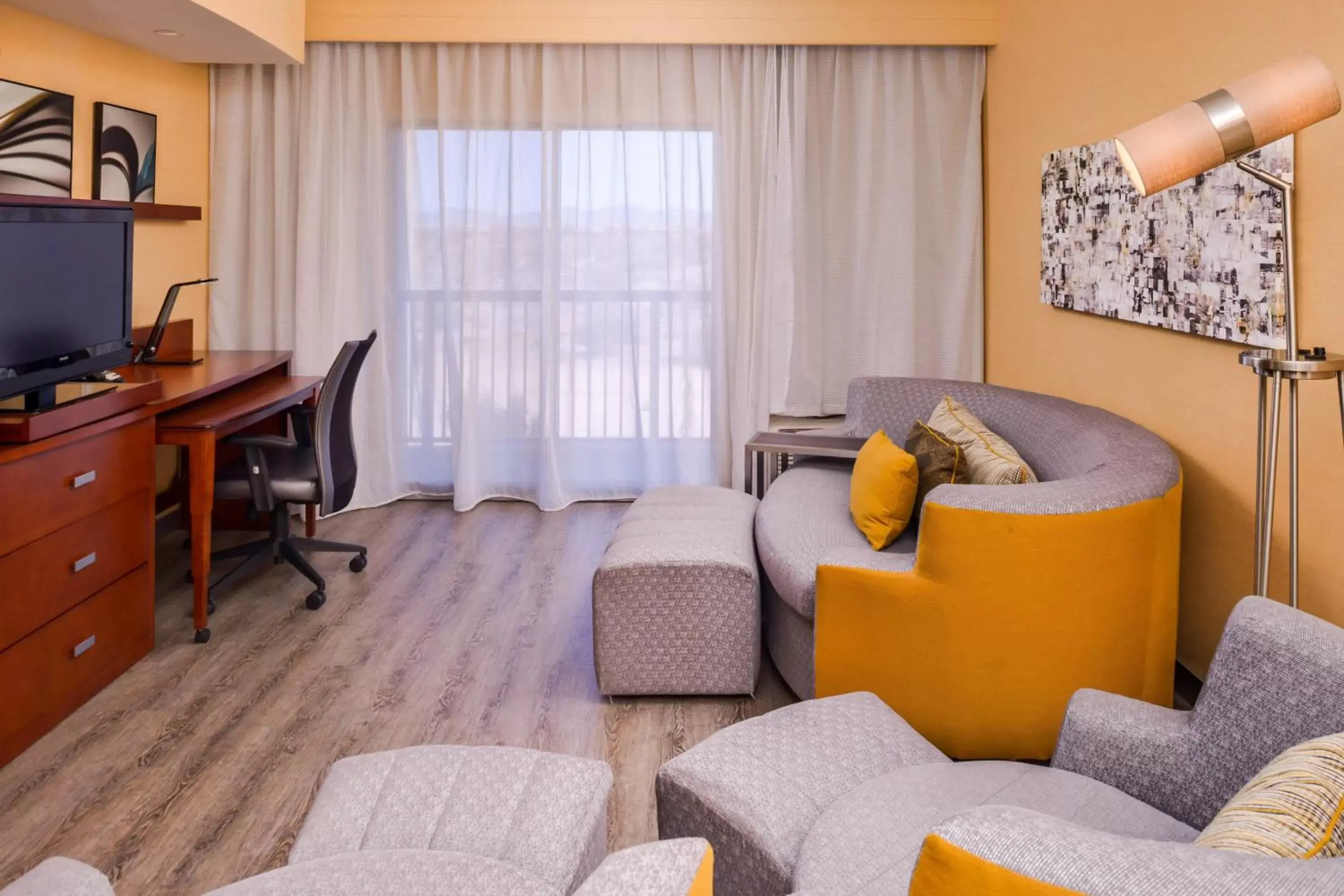 Living room, Seating Area in Courtyard by Marriott Victorville Hesperia