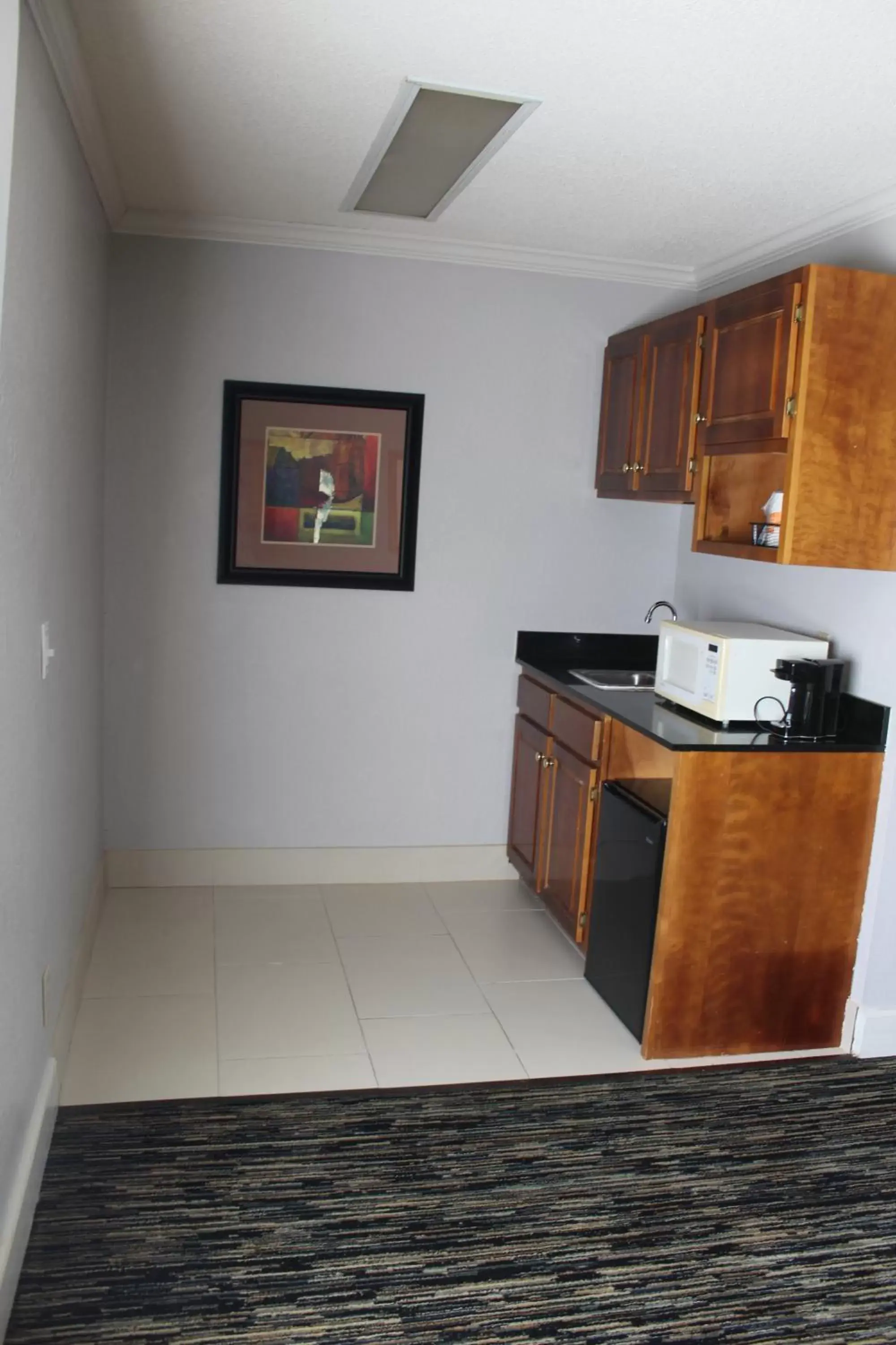 Kitchen/Kitchenette in Quality Inn Crossville Near Cumberland Mountain State Park