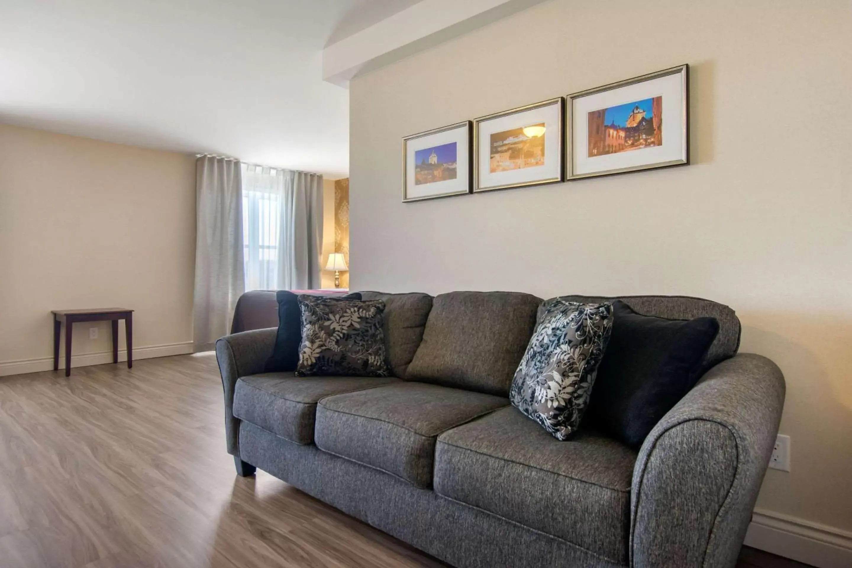 Photo of the whole room, Seating Area in Comfort Inn & Suites Levis / Rive Sud Quebec city