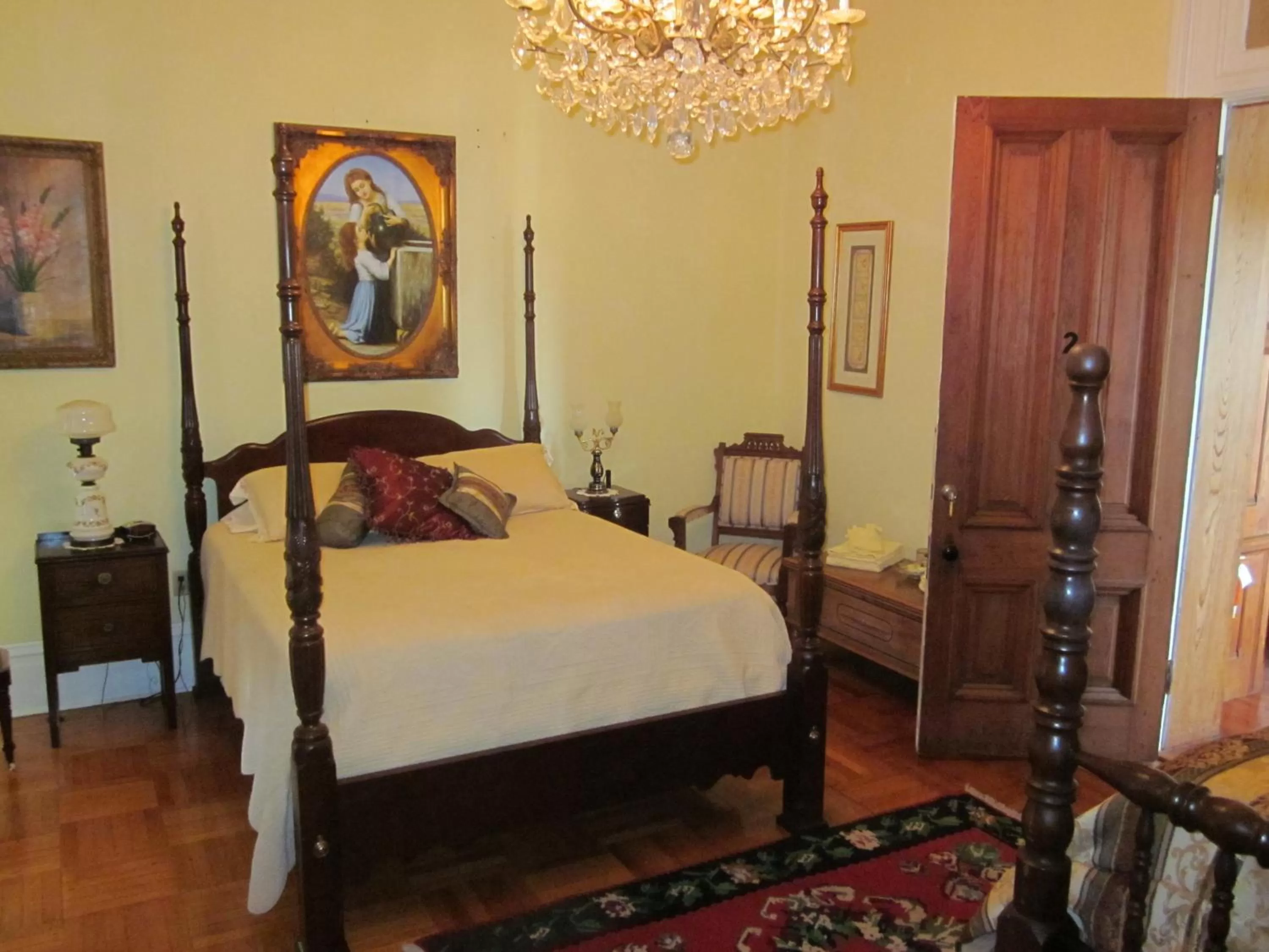 Bed in Baer House Inn