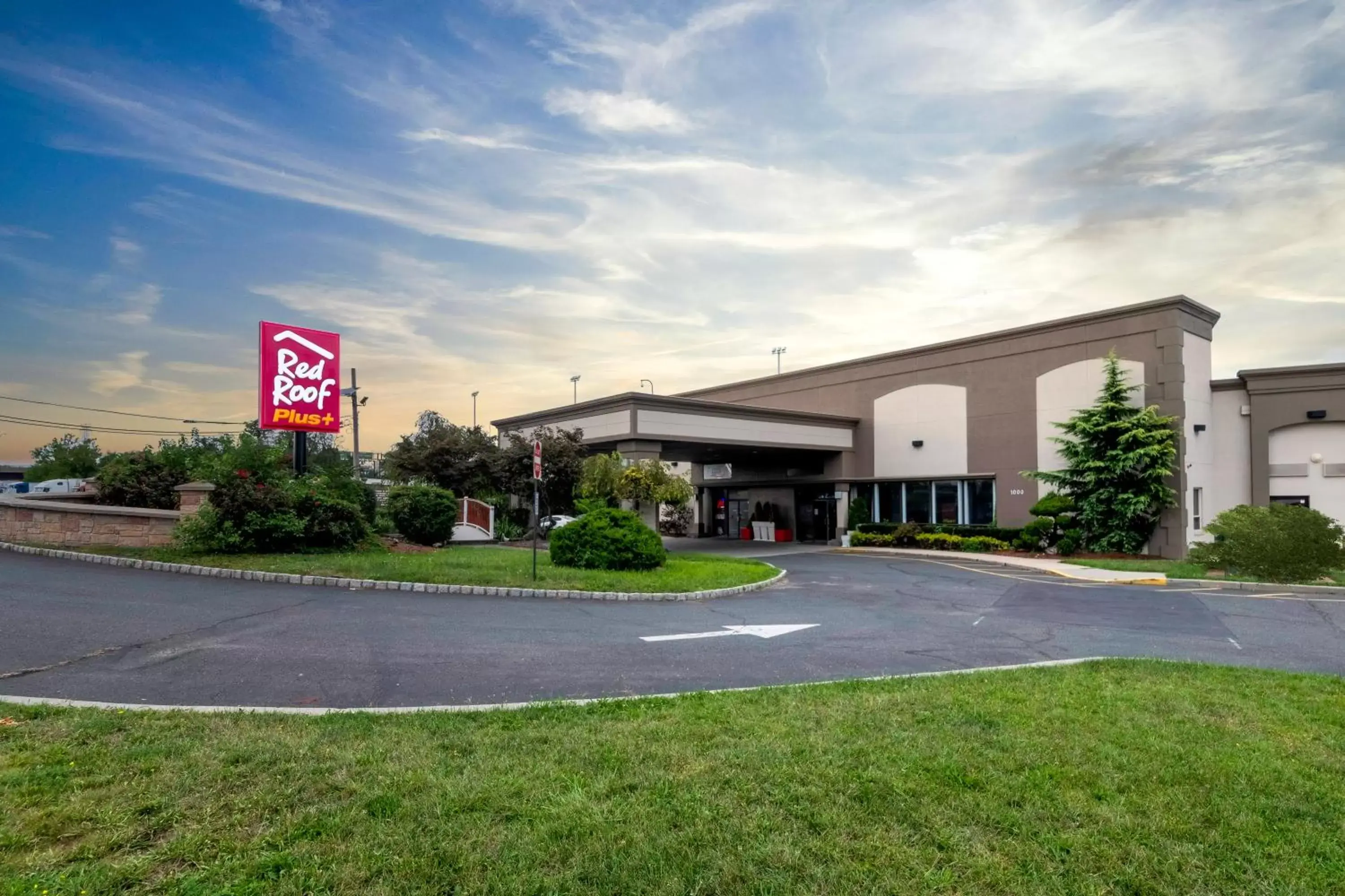 Property Building in Red Roof Inn PLUS Newark Liberty Airport - Carteret