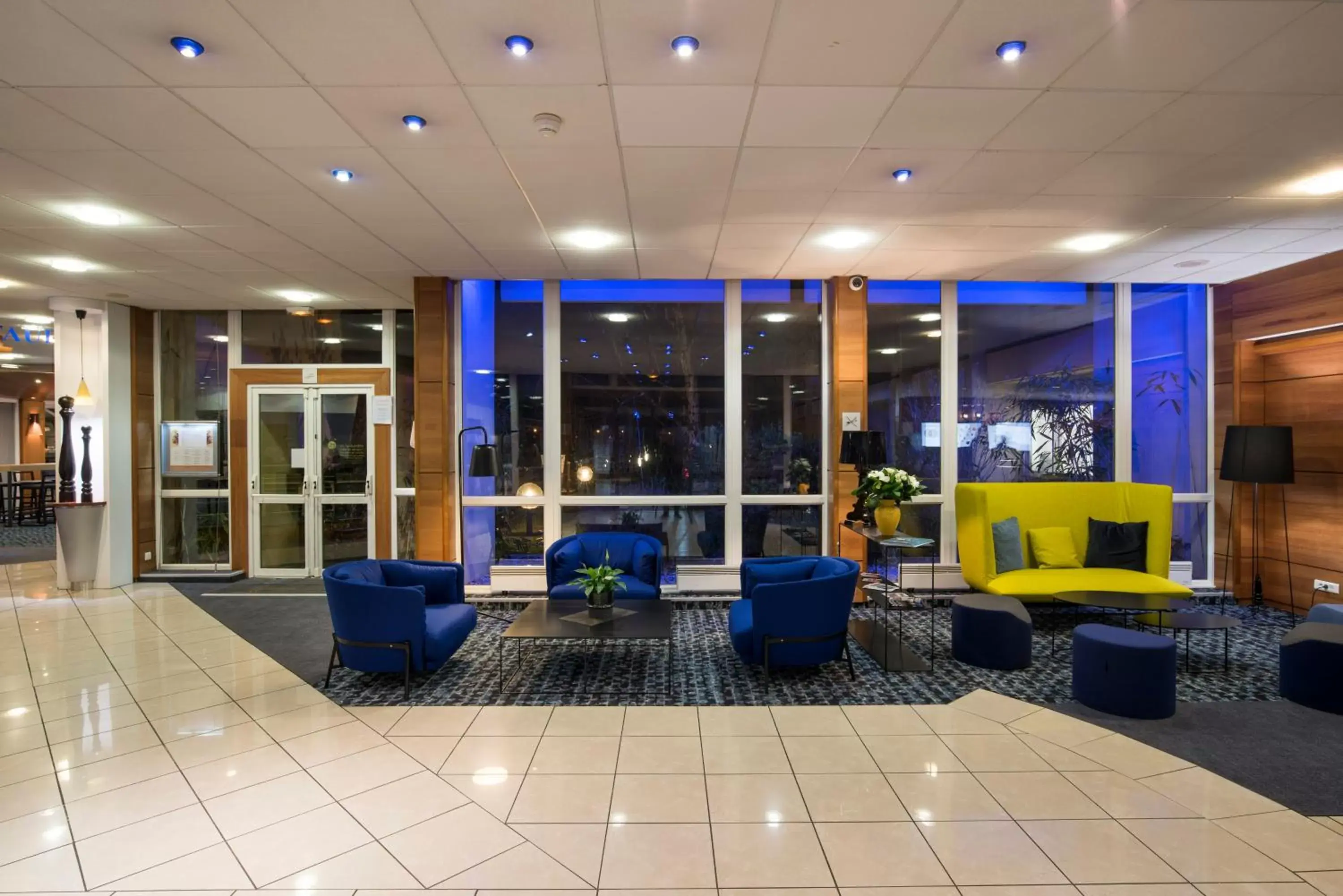 Lobby or reception in Novotel Chartres