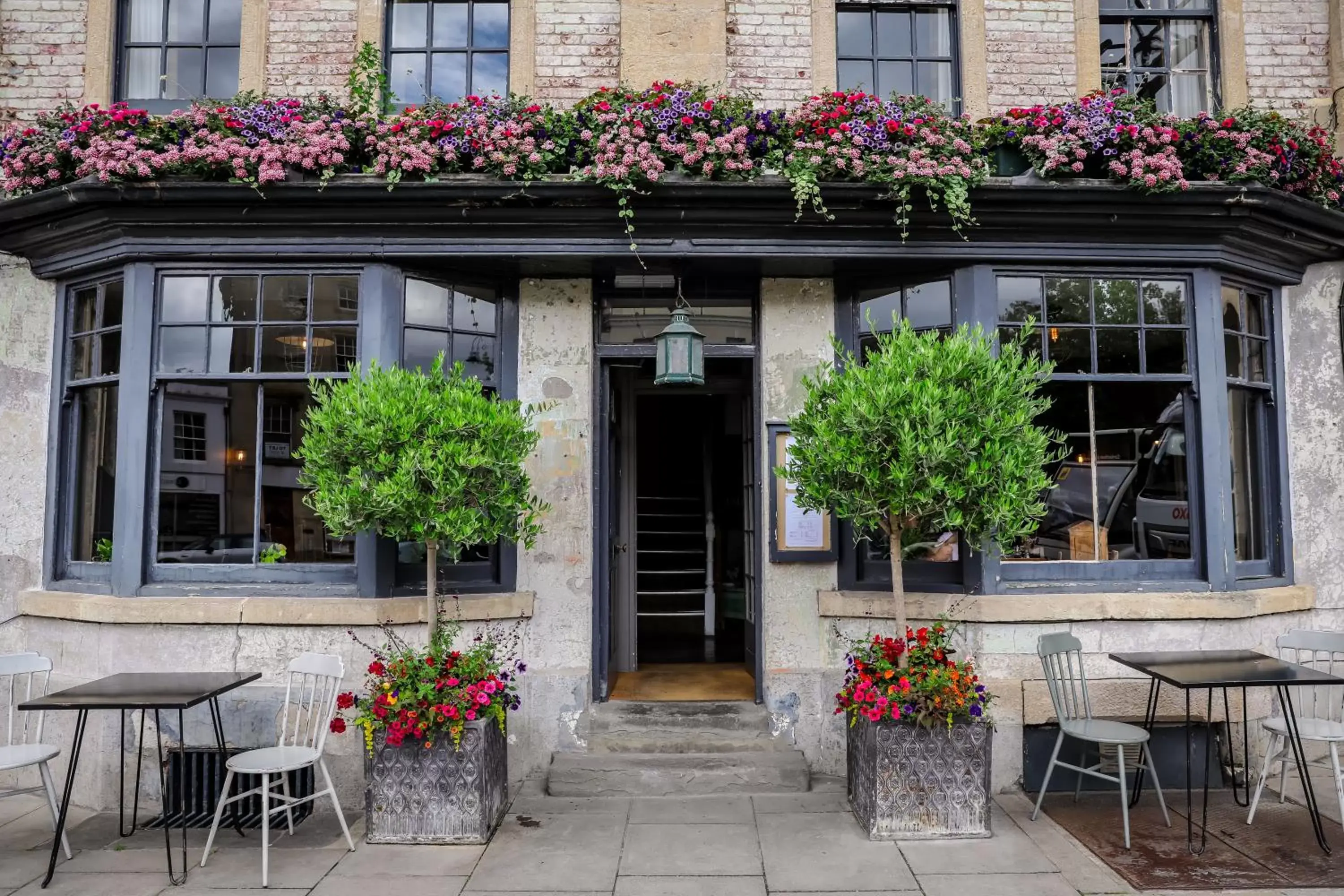 Facade/entrance in The Black Swan Inn