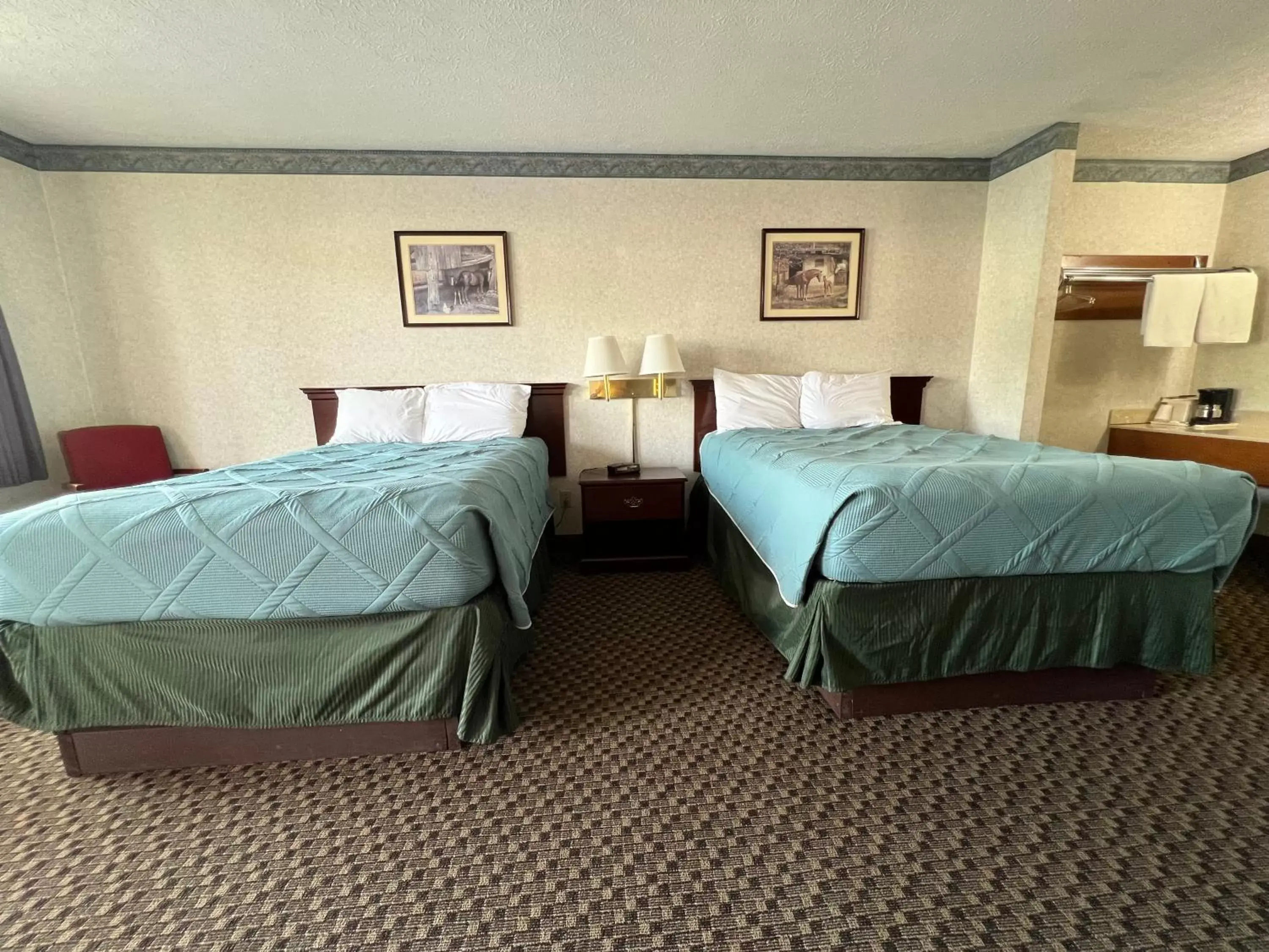 Bedroom, Bed in Americas Inn Bardstown