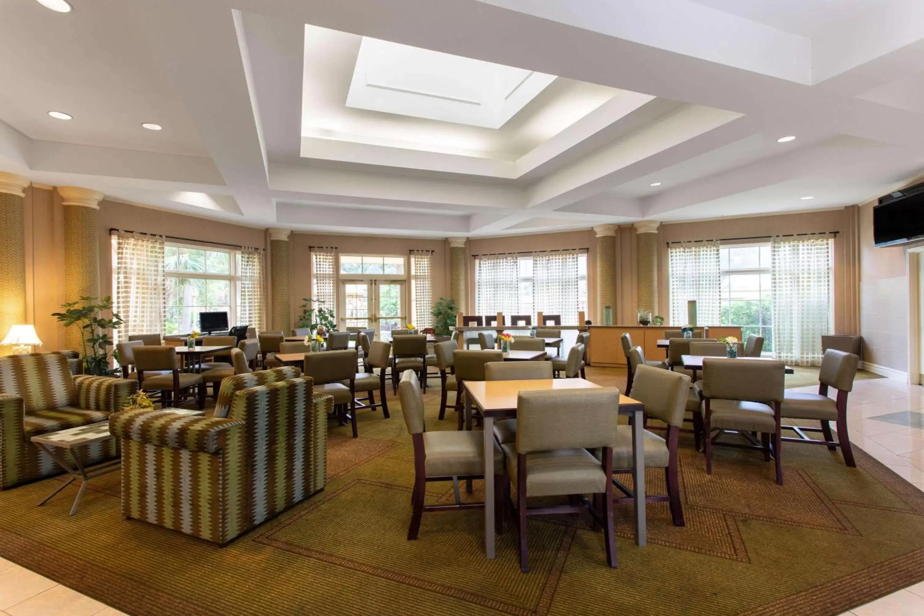 Lobby or reception, Restaurant/Places to Eat in La Quinta by Wyndham Jacksonville Butler Blvd