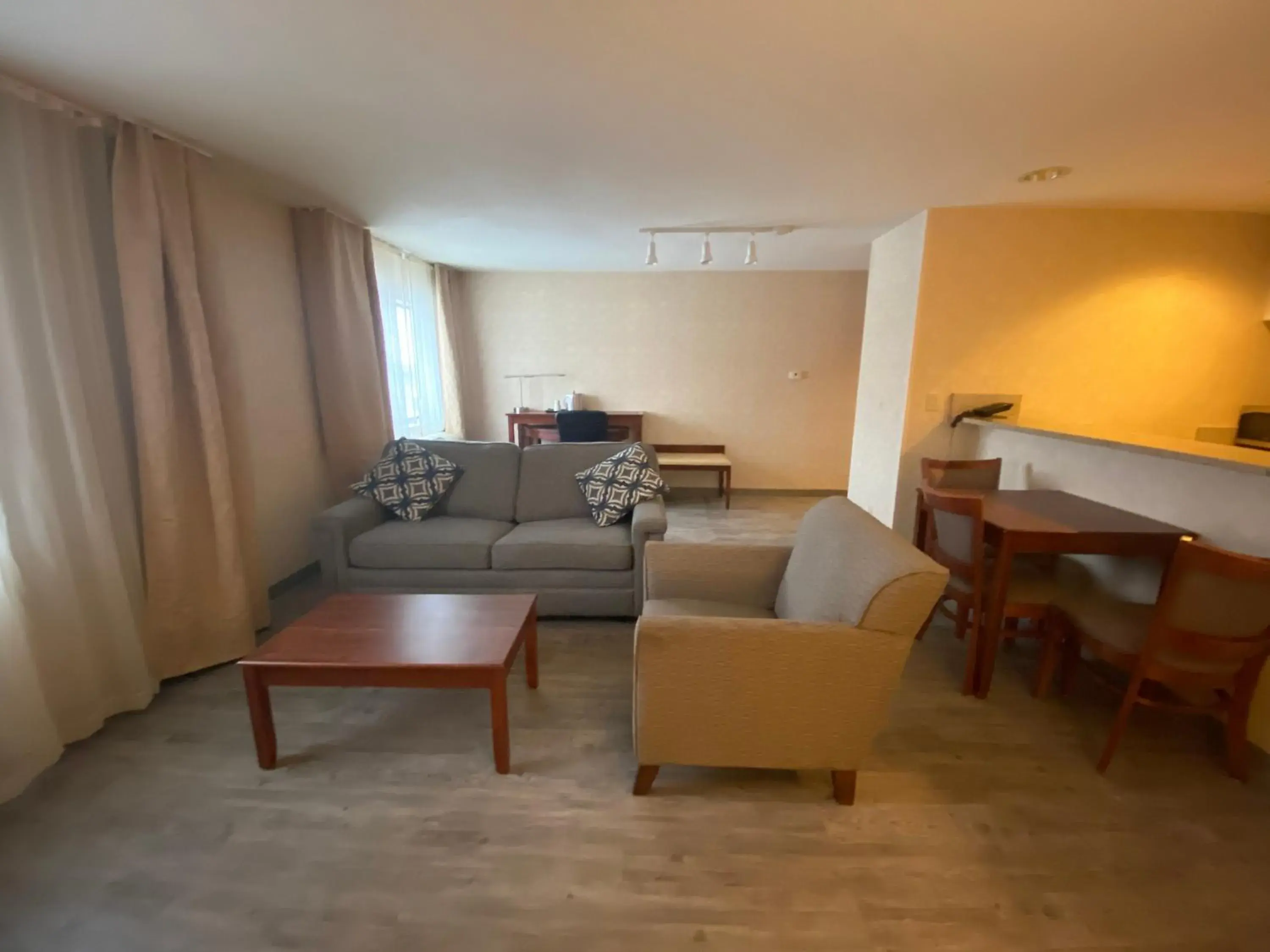 Living room, Seating Area in Wyndham Garden Grand Rapids Airport