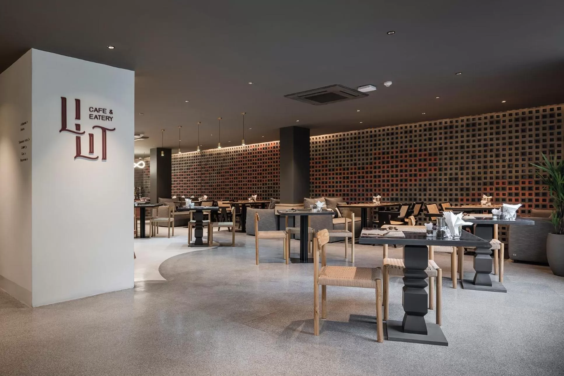 Restaurant/places to eat in Lilit Bang Lumphu Hotel