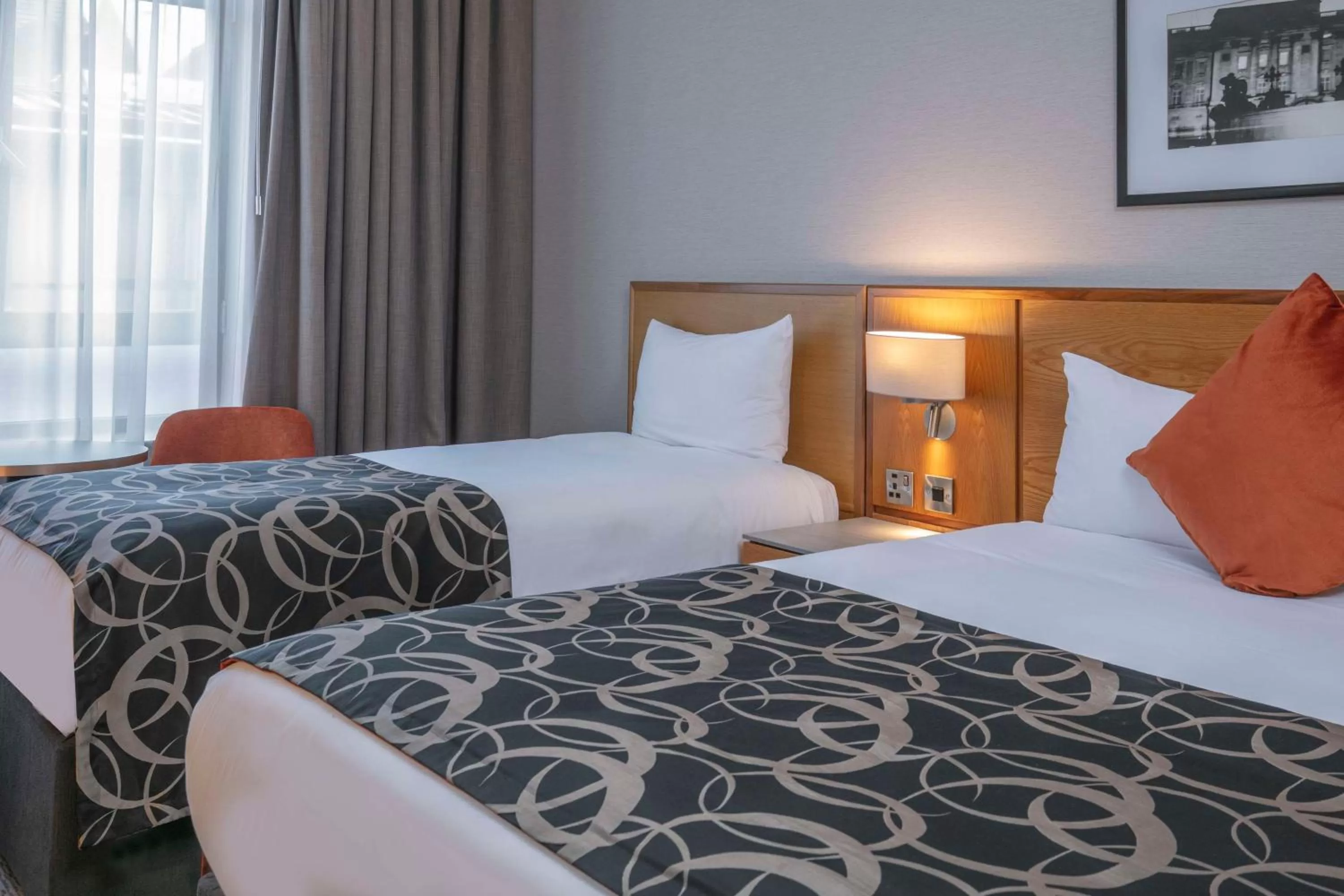 Bedroom, Bed in The Crown London, WorldHotels Distinctive