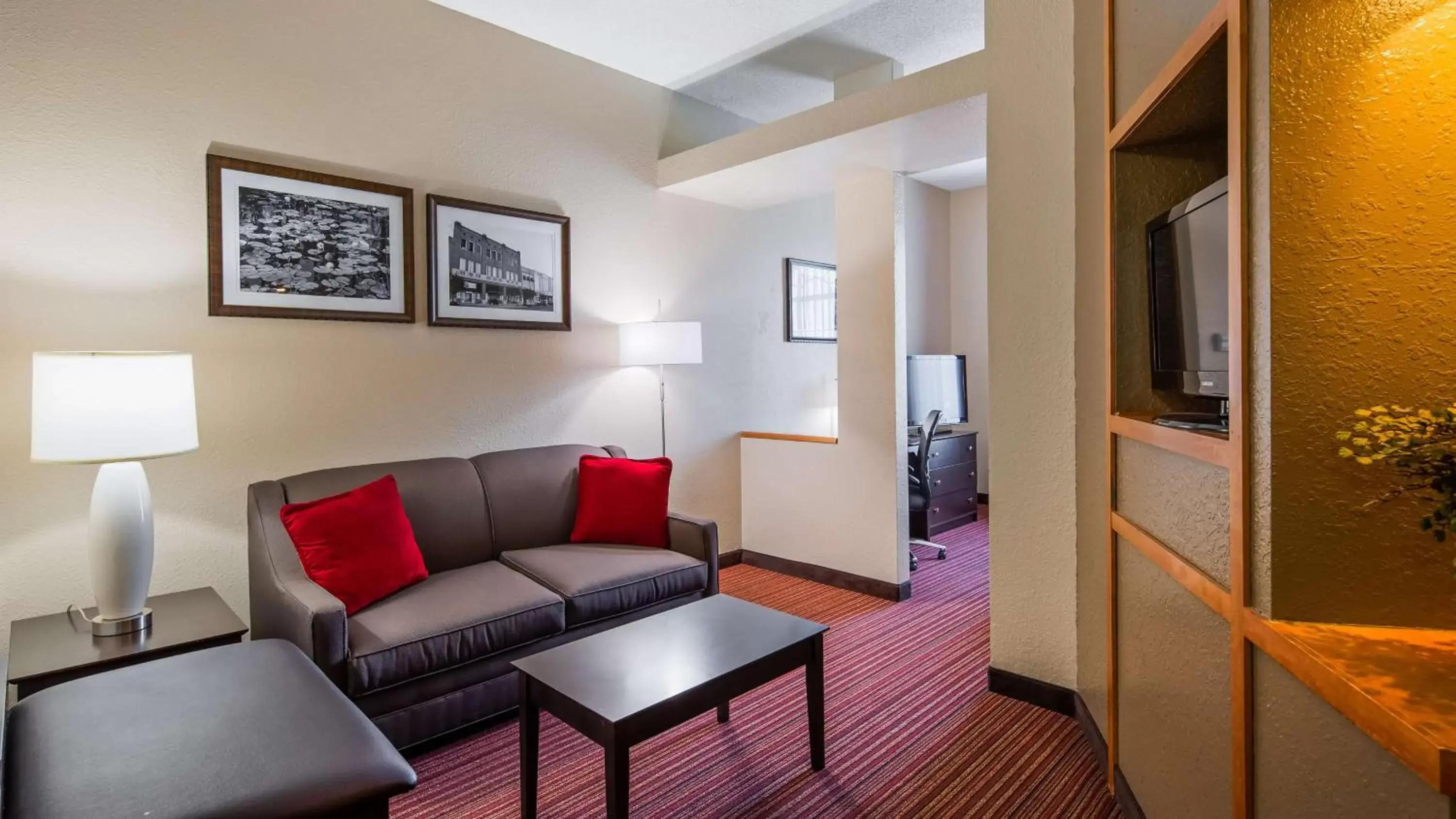 Photo of the whole room, Seating Area in Best Western Plus Bradbury Inn and Suites