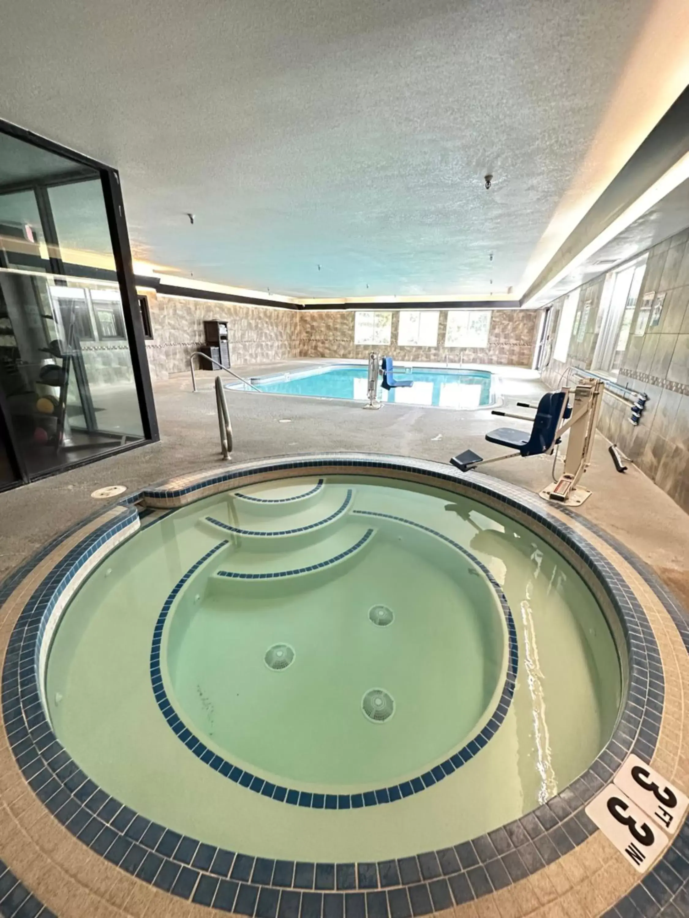 Hot Tub, Swimming Pool in Comfort Suites Near Vancouver Mall