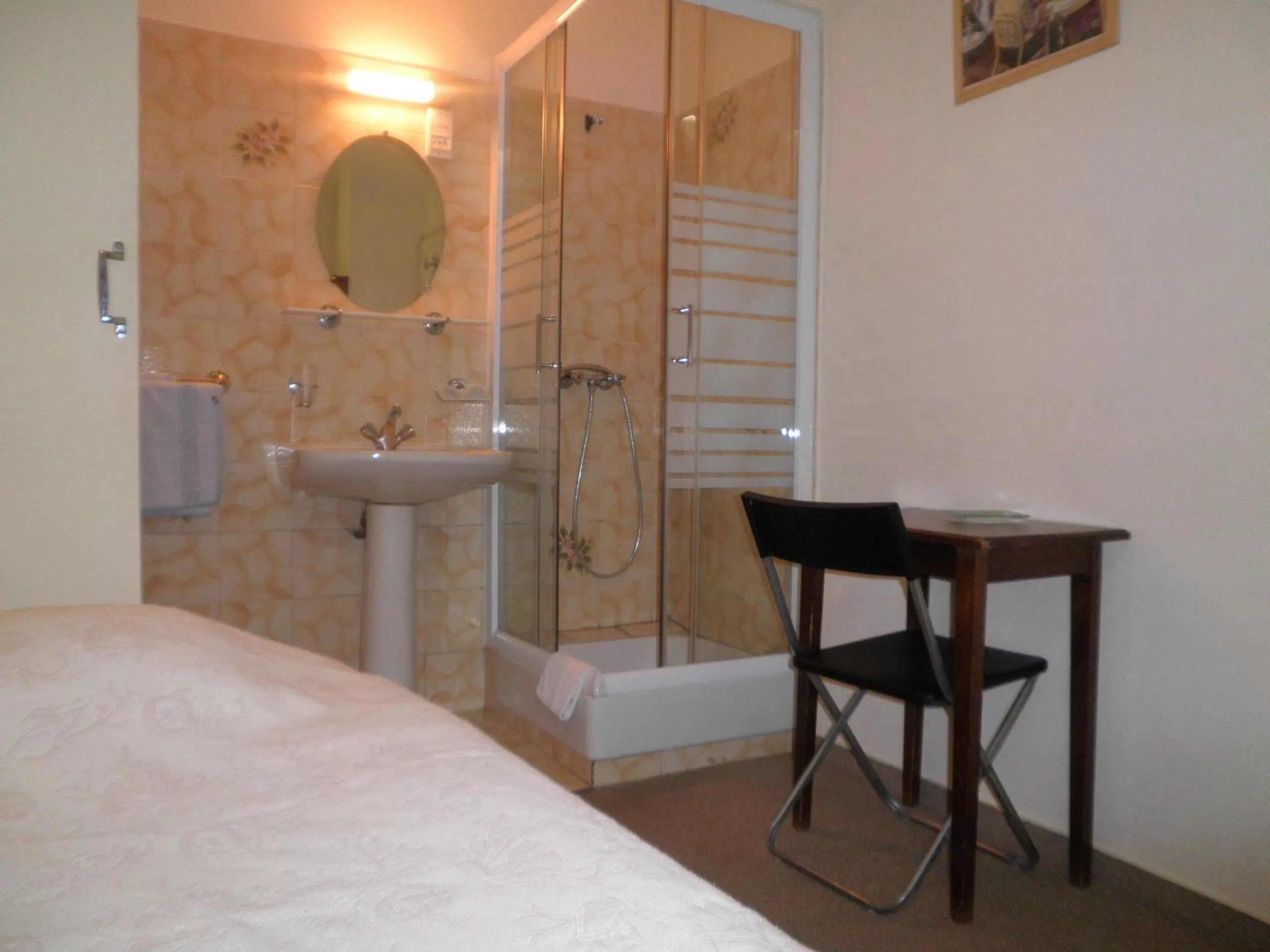 Shower, Bed in Au Nouvel Hôtel