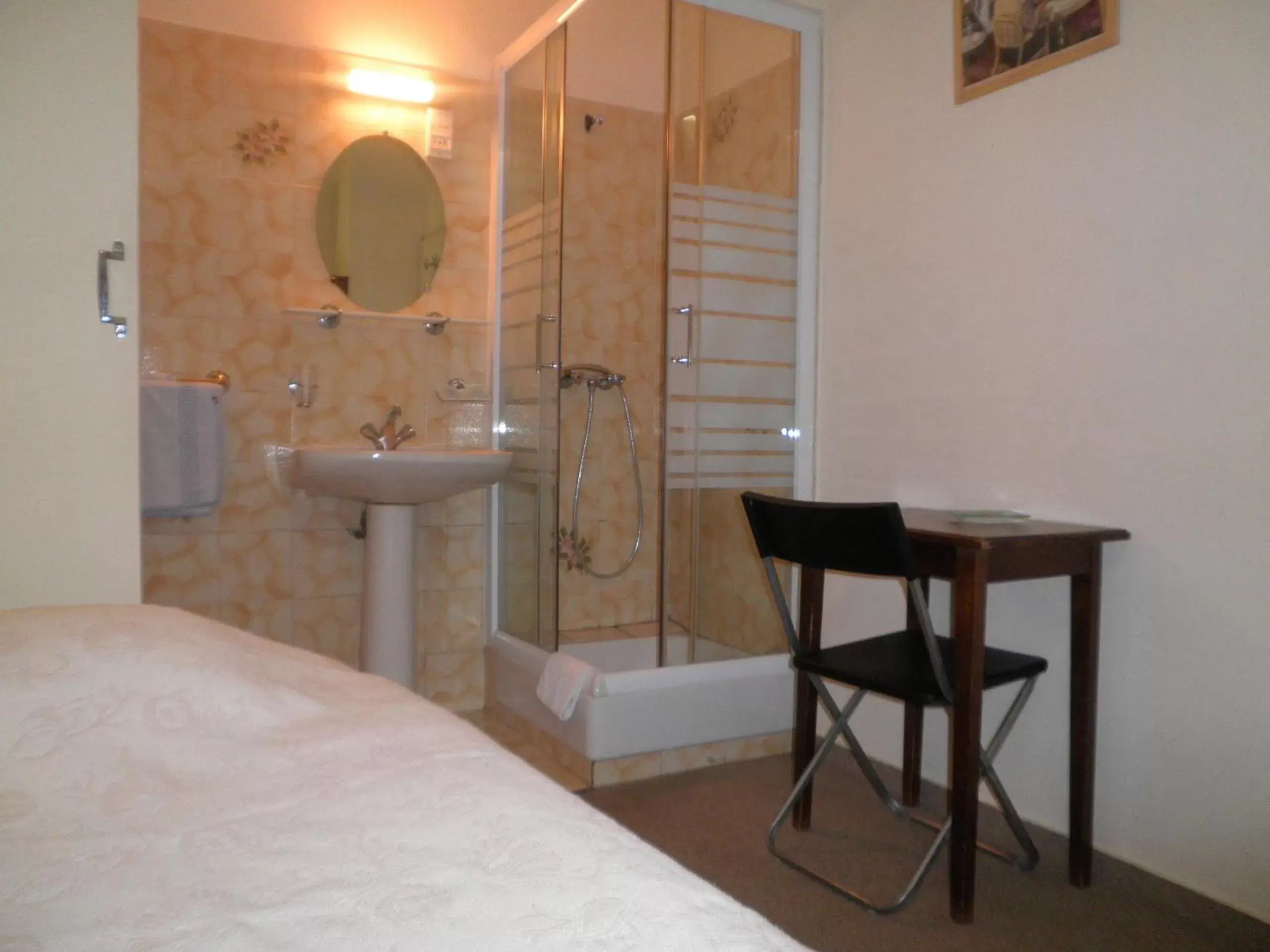 Shower, Bed in Au Nouvel Hôtel Shower, Bed in Au Nouvel Hôtel