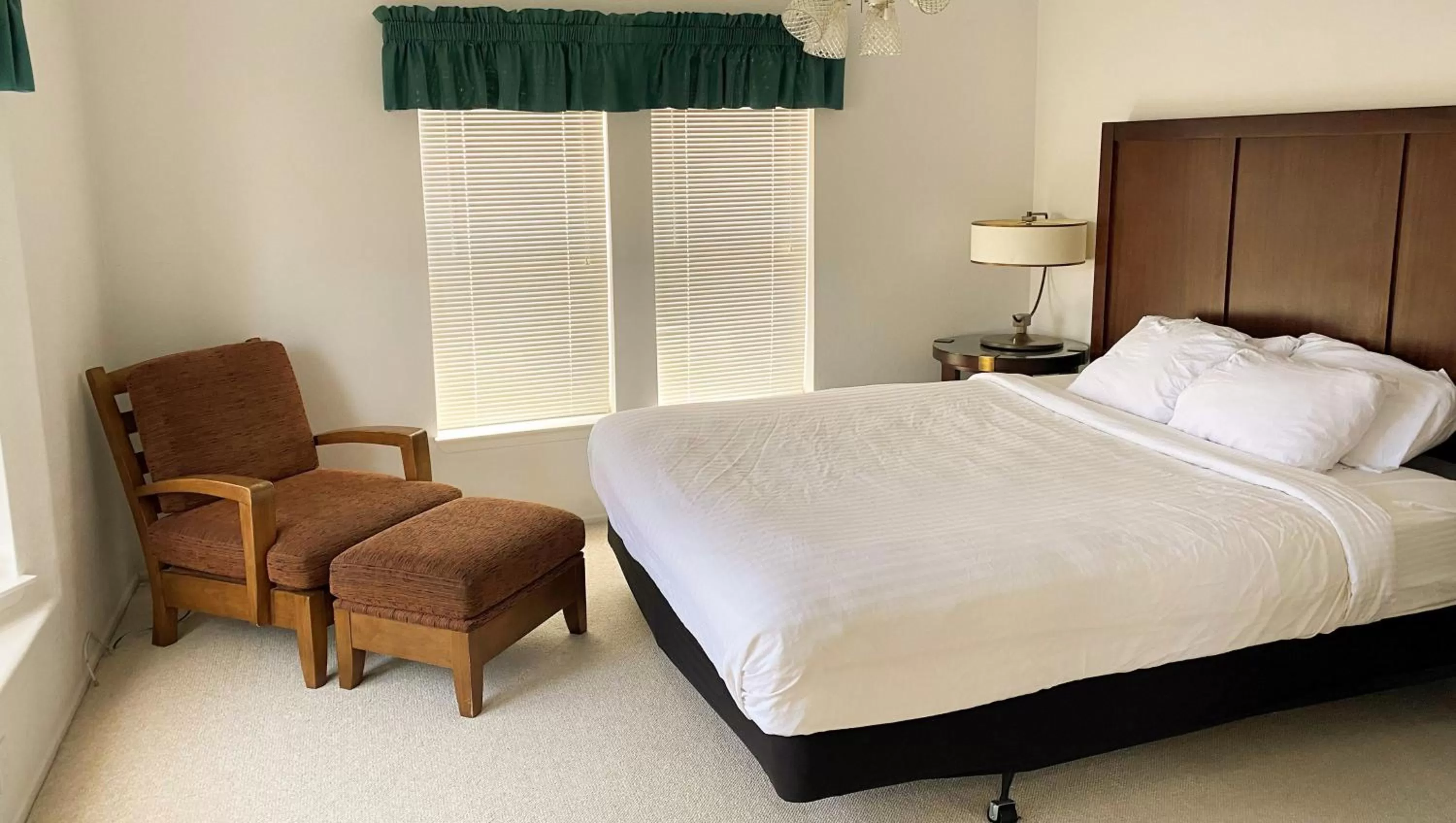 Photo of the whole room, Bed in Ticaboo Lodge