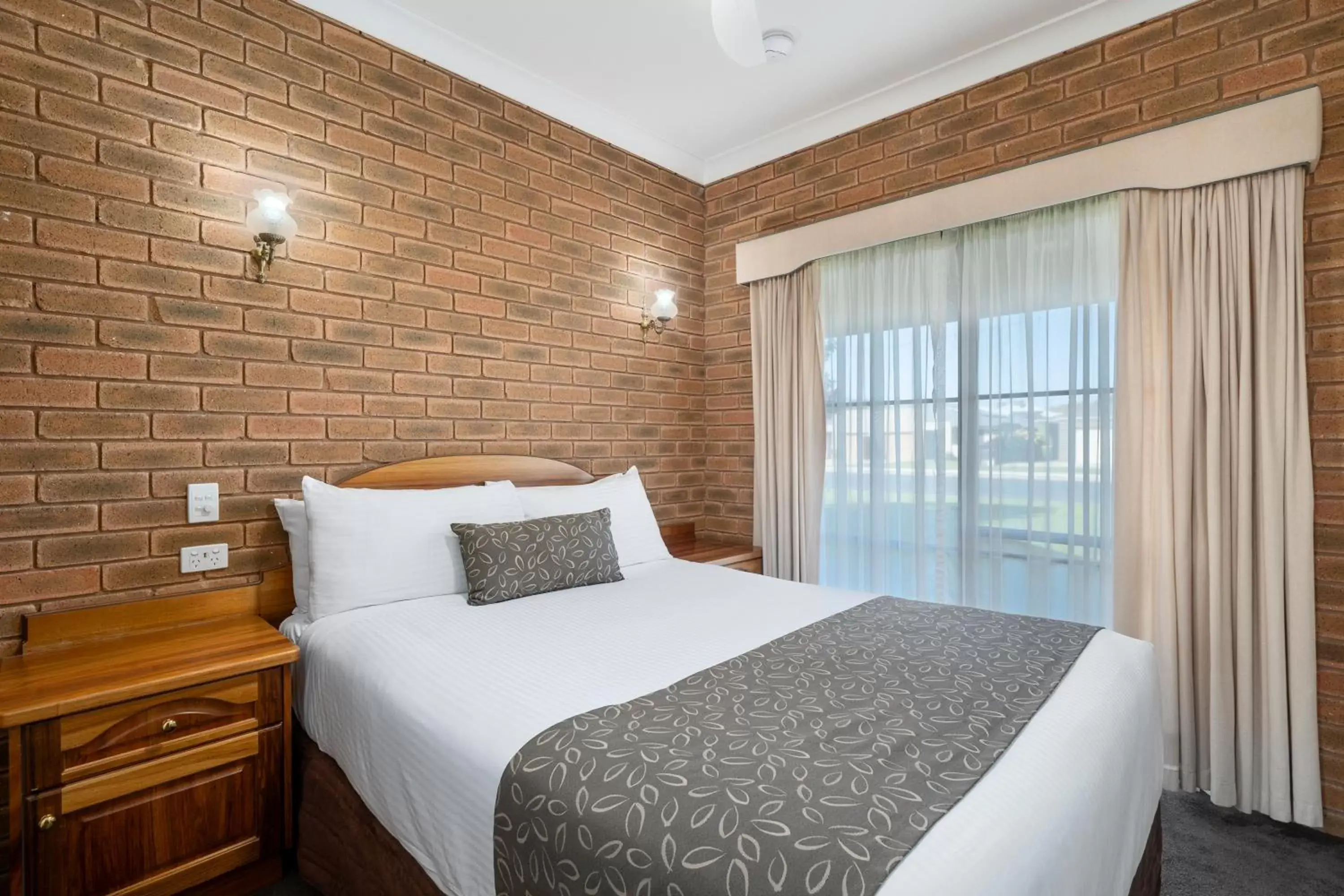 Bed in Heritage Motor Inn Corowa
