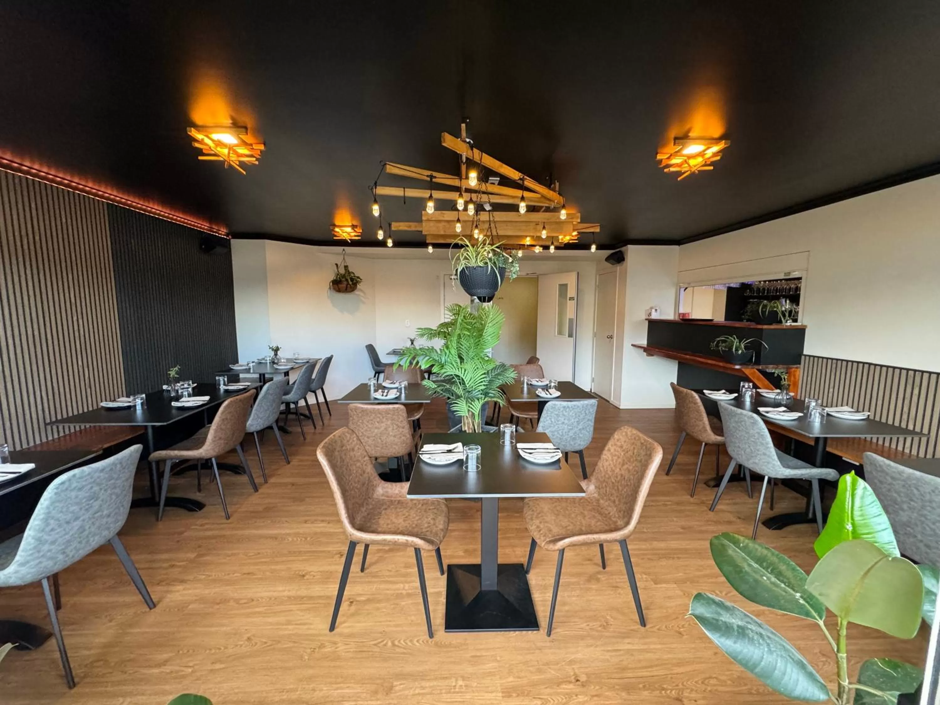 Restaurant/places to eat in B-Ks Premier Motel Palmerston North