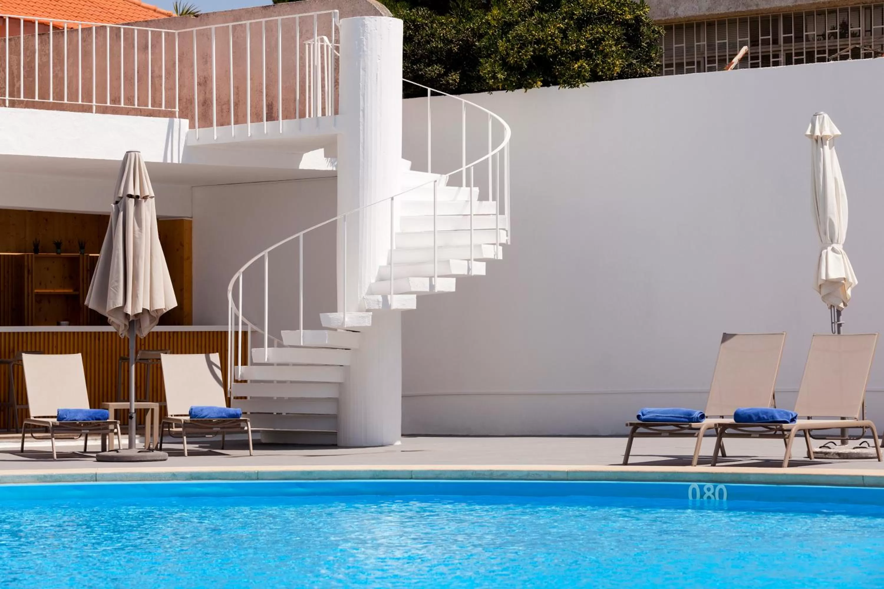 Swimming pool in Carcavelos Beach Hotel