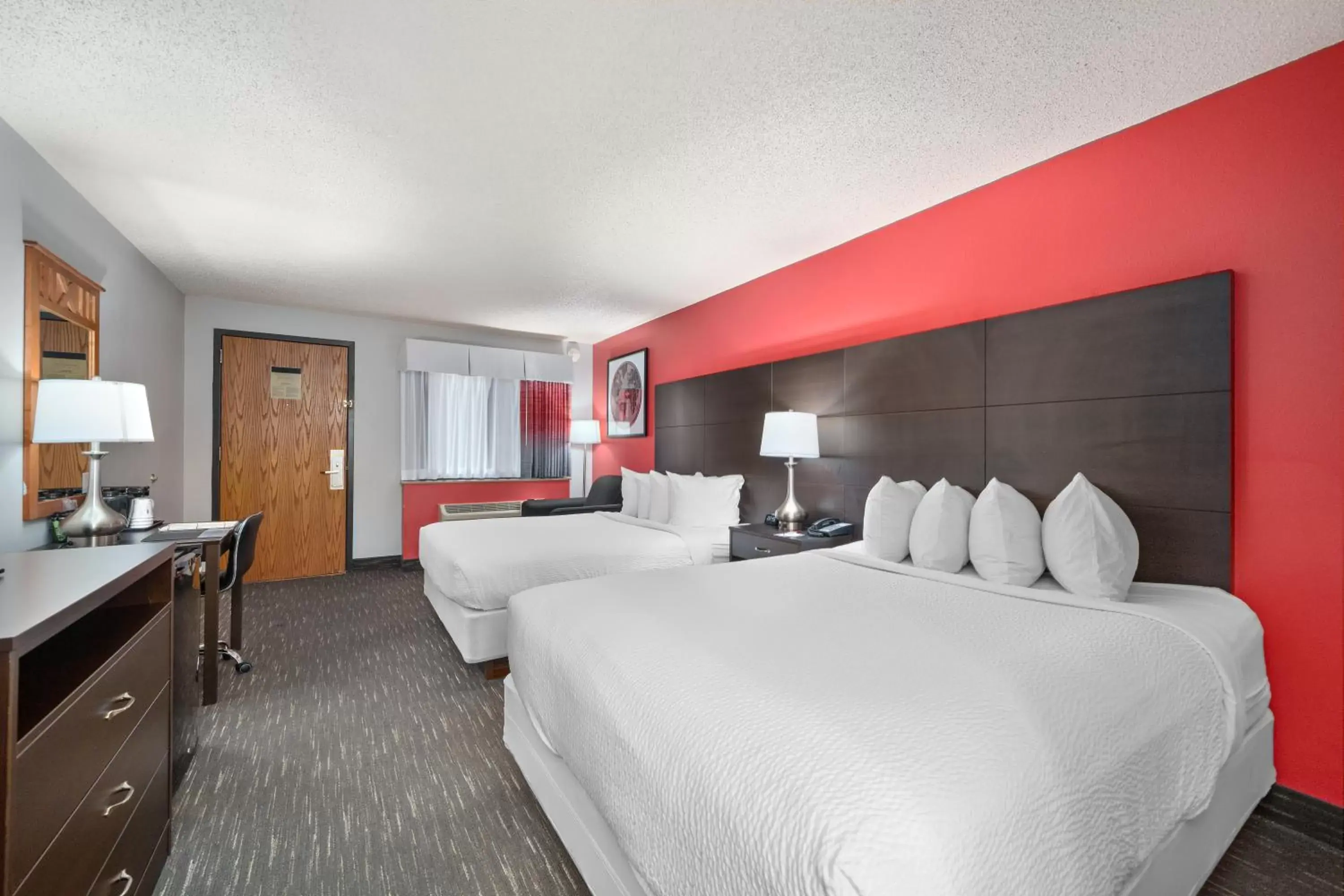 Bed in Ramada by Wyndham Sioux Falls Airport - Waterpark Resort & Event Center