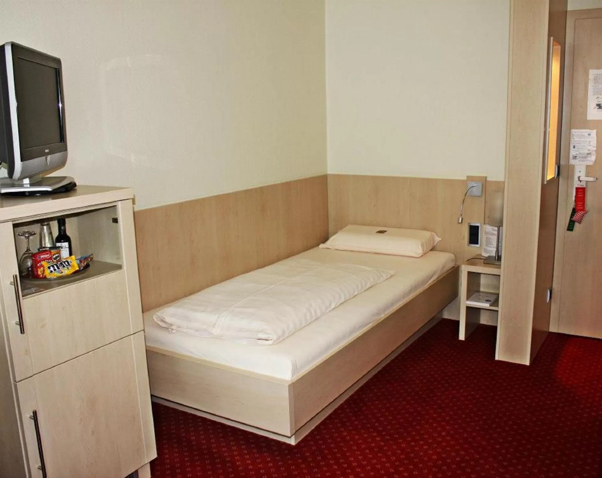 Photo of the whole room, Bed in Hotel Schiller