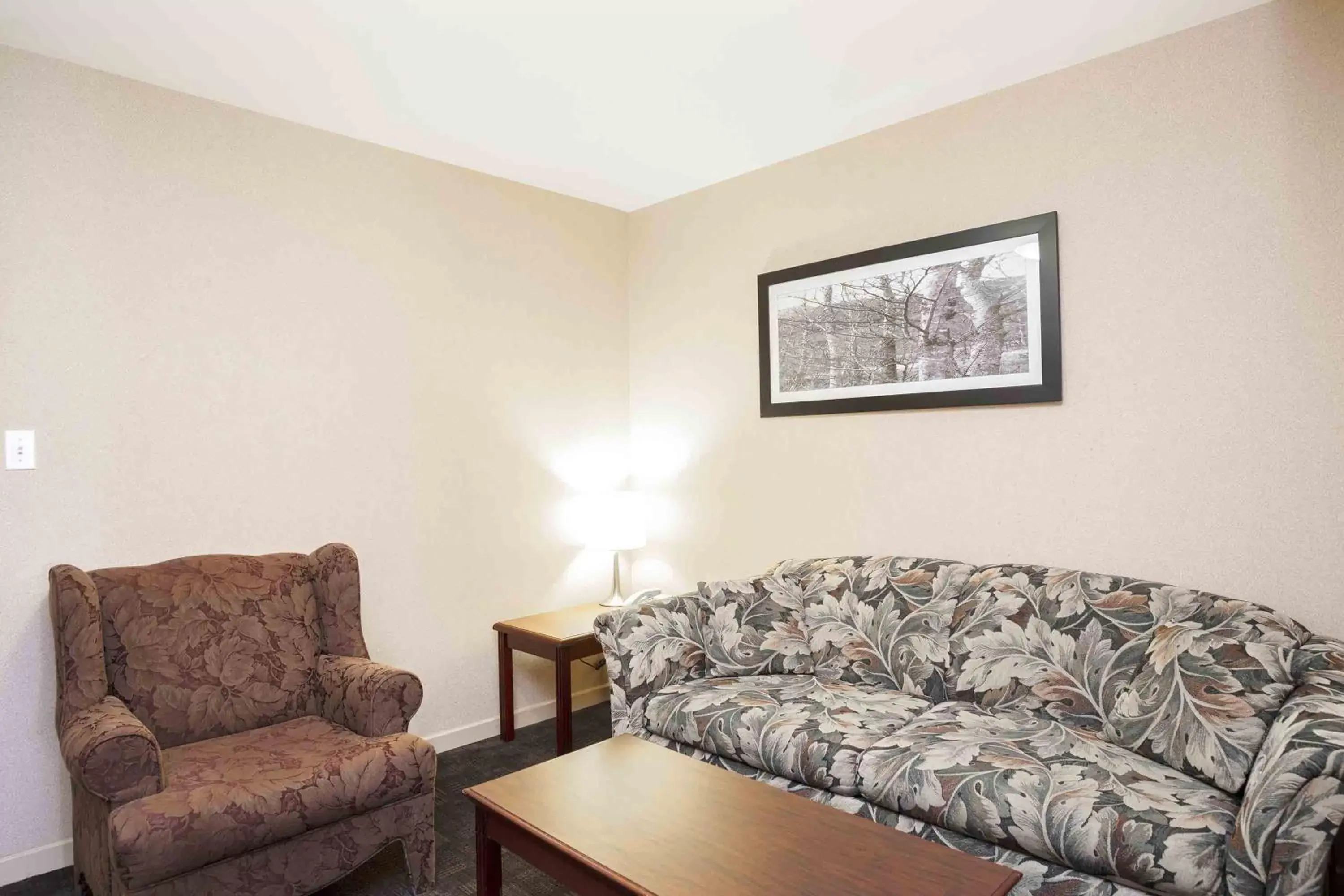 Living room, Seating Area in Sandman Hotel Quesnel