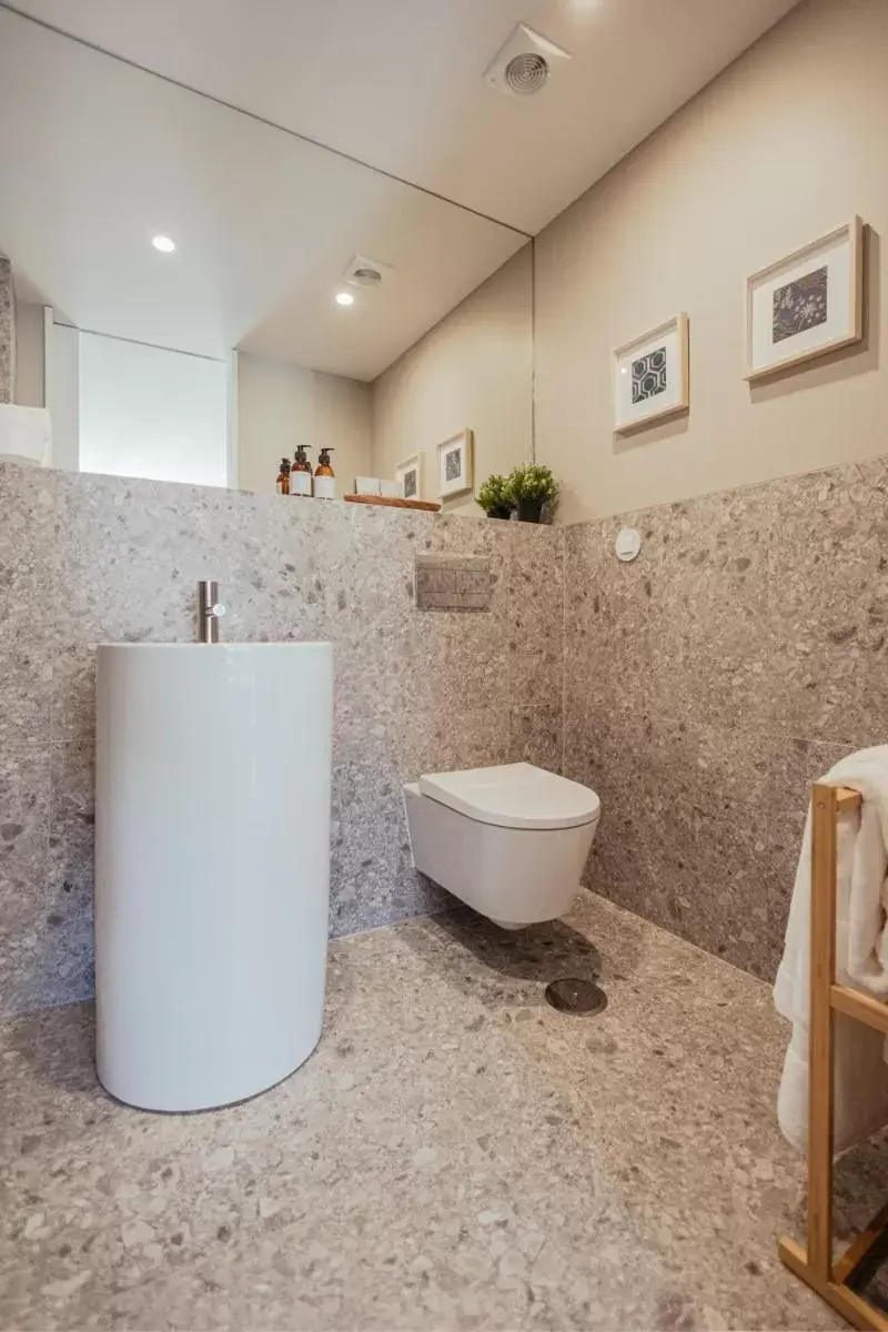 Bathroom in As Vizinhas ApartHotel