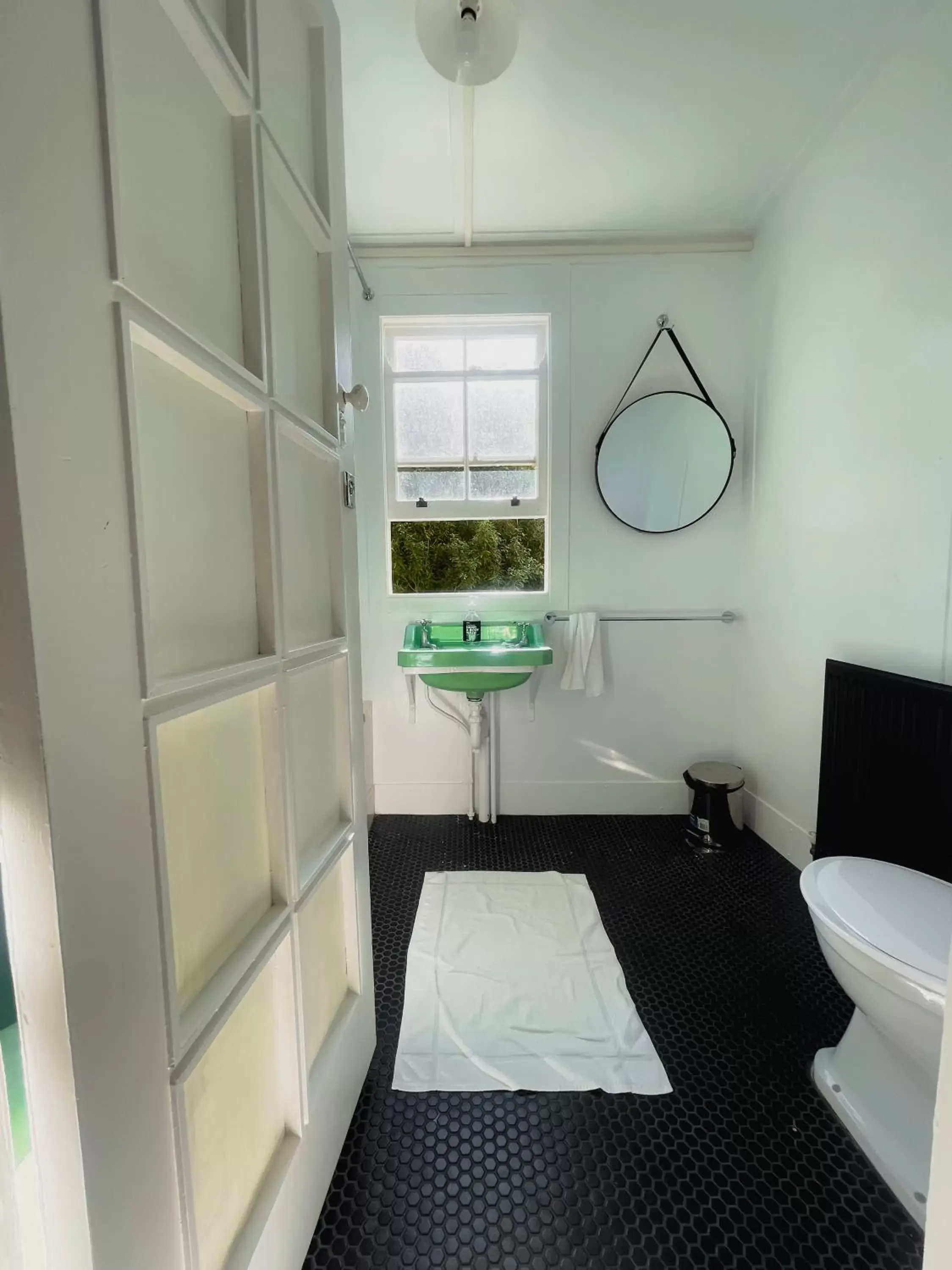 Bathroom, Bed in Bundanoon Hotel