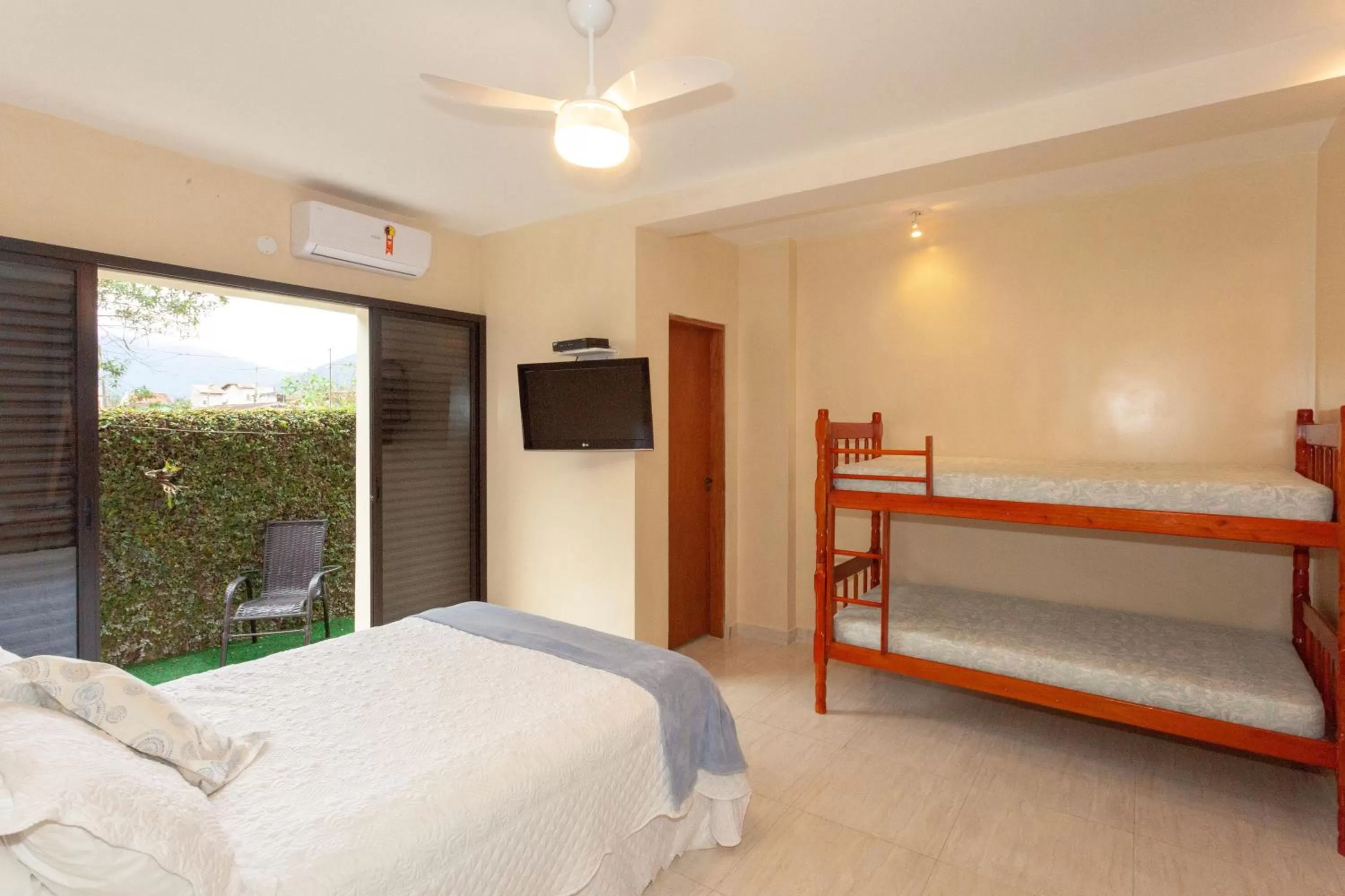 Photo of the whole room, Bed in Ubatuba Ecologic Pousada