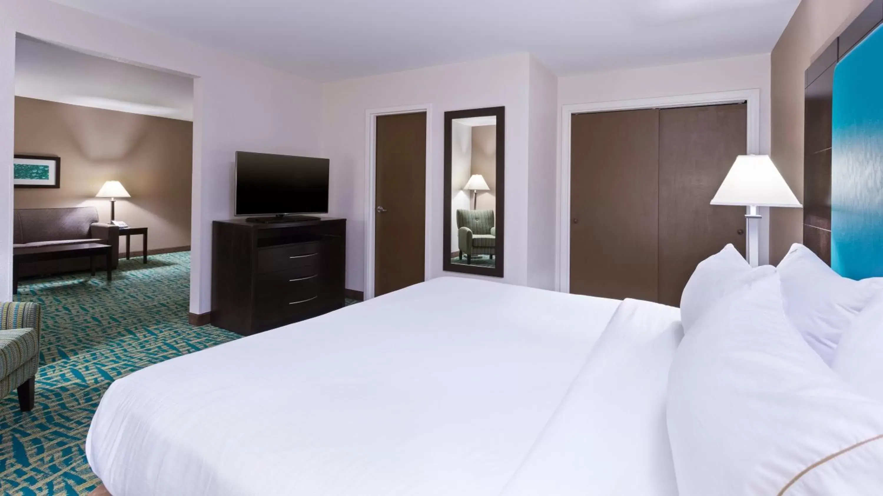 Photo of the whole room, Bed in Holiday Inn Express & Suites Wyomissing, an IHG Hotel
