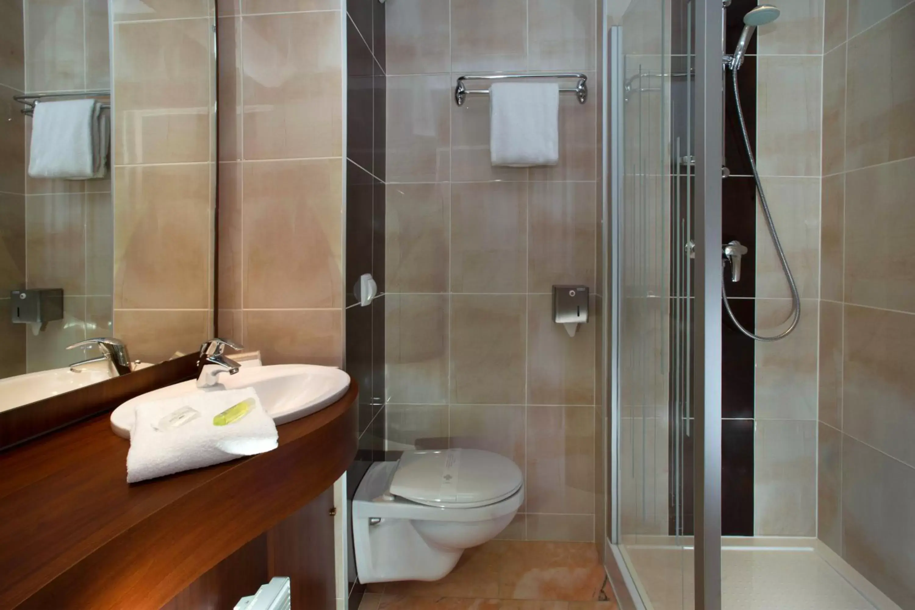 Bathroom in Brit Hotel Tours Sud – Le Cheops