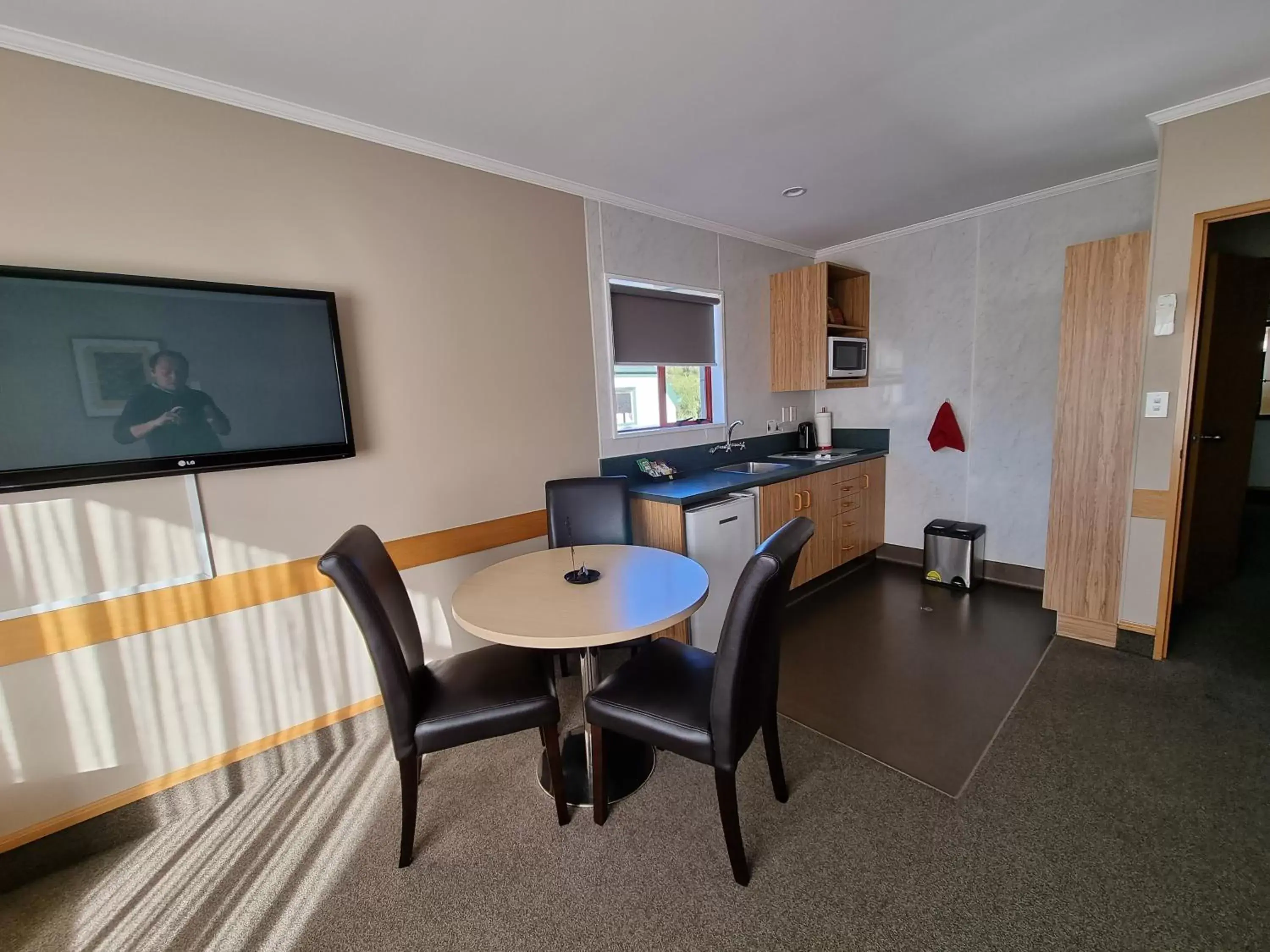 Kitchen or kitchenette, Dining Area in Amross Court