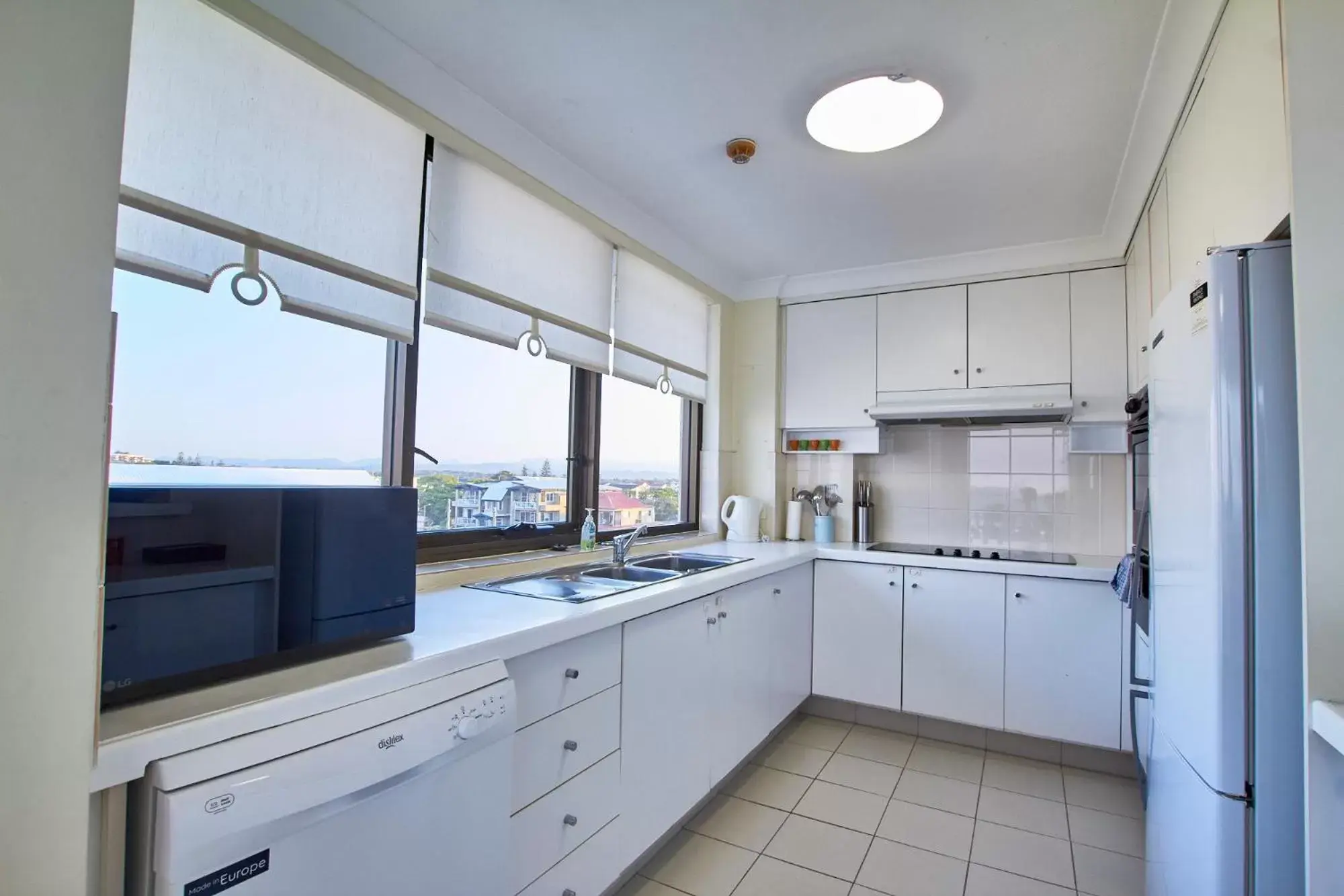 Kitchen/Kitchenette in Albatross North Apartments