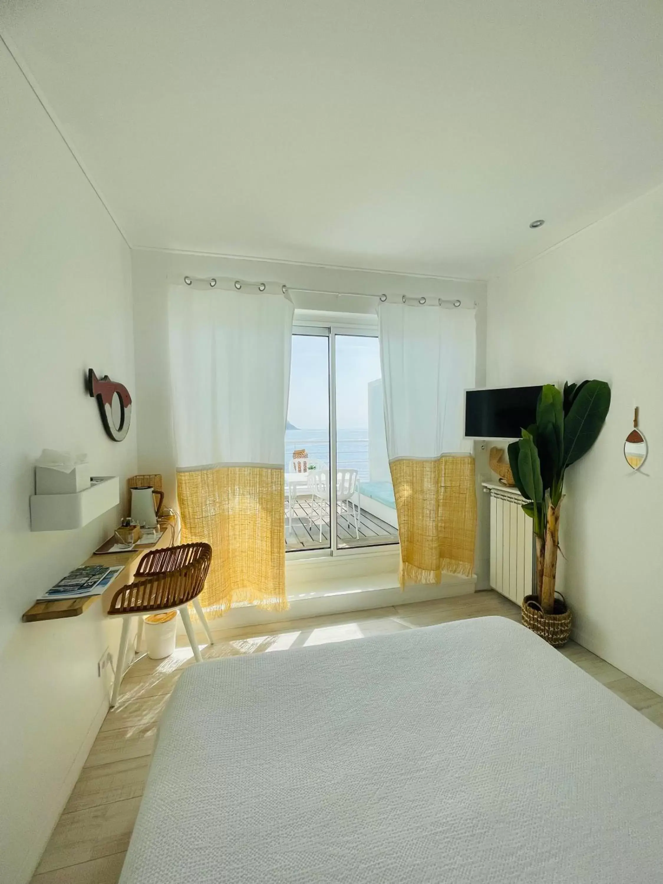 Photo of the whole room, Bed in Hotel de La Plage - Mahogany