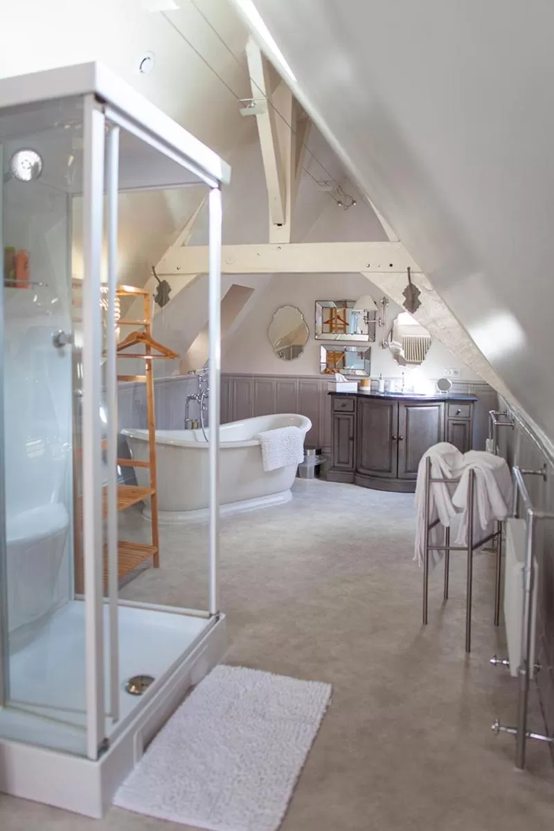 Bathroom, Bed in Bienvenue Chez Nous