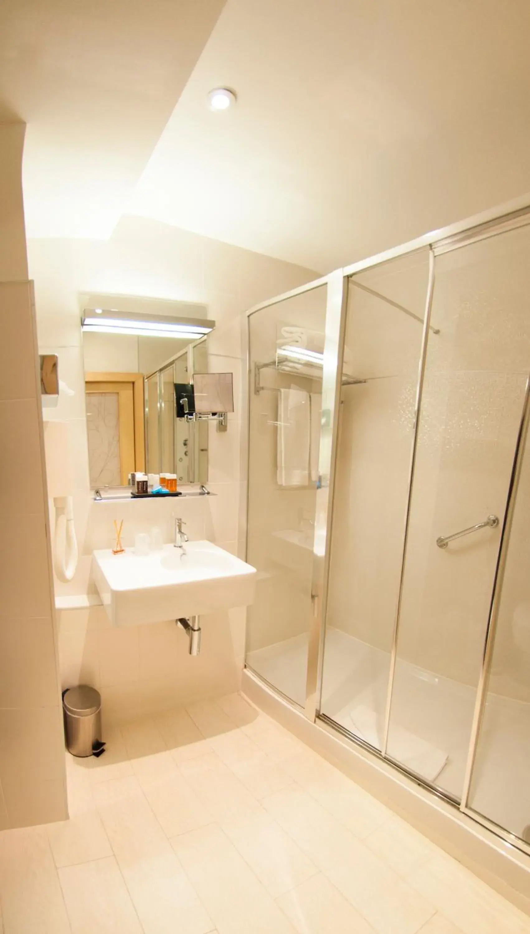 Bathroom in Hôtel Montaigne & Spa