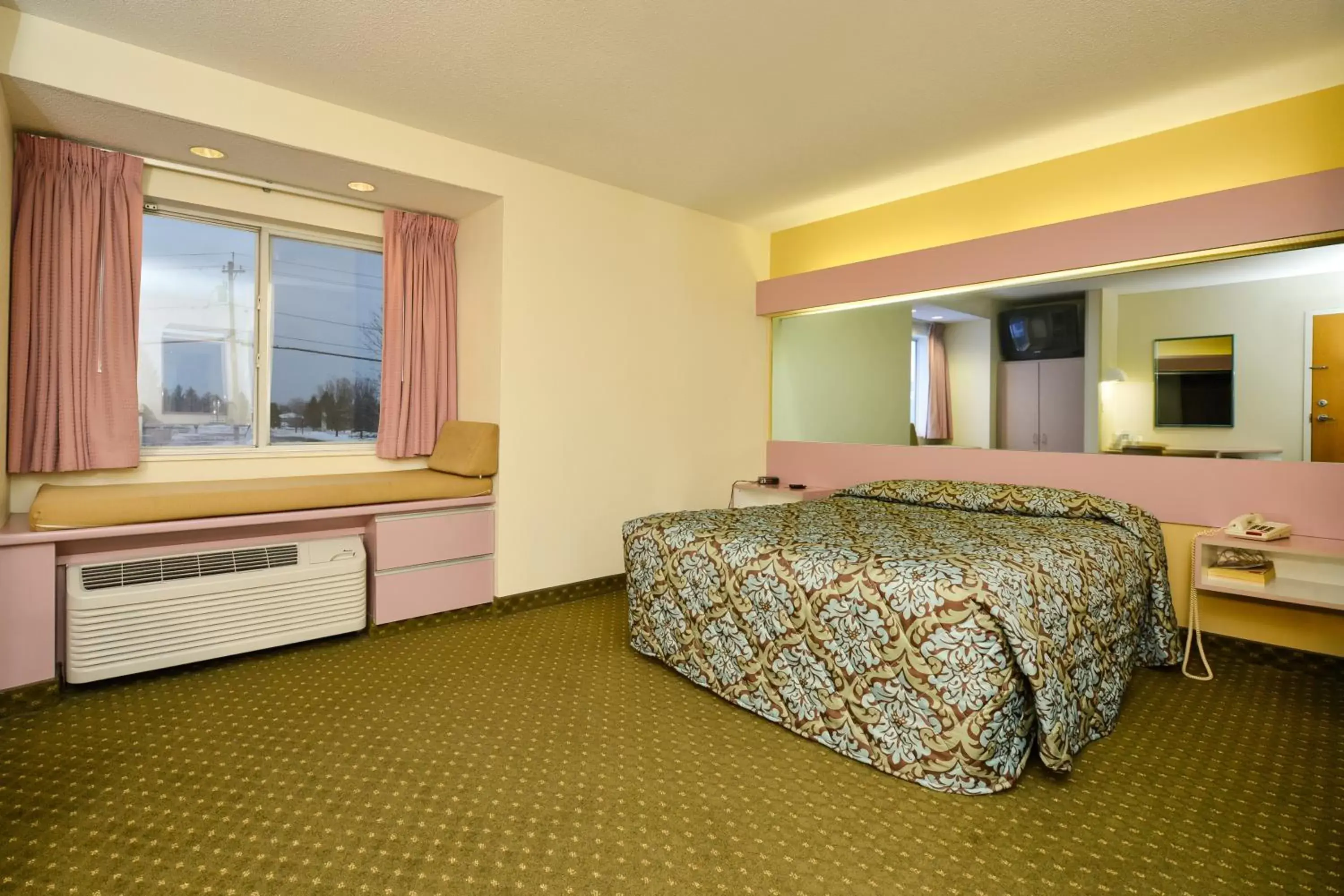 Bed in Americas Best Value Inn - East Syracuse