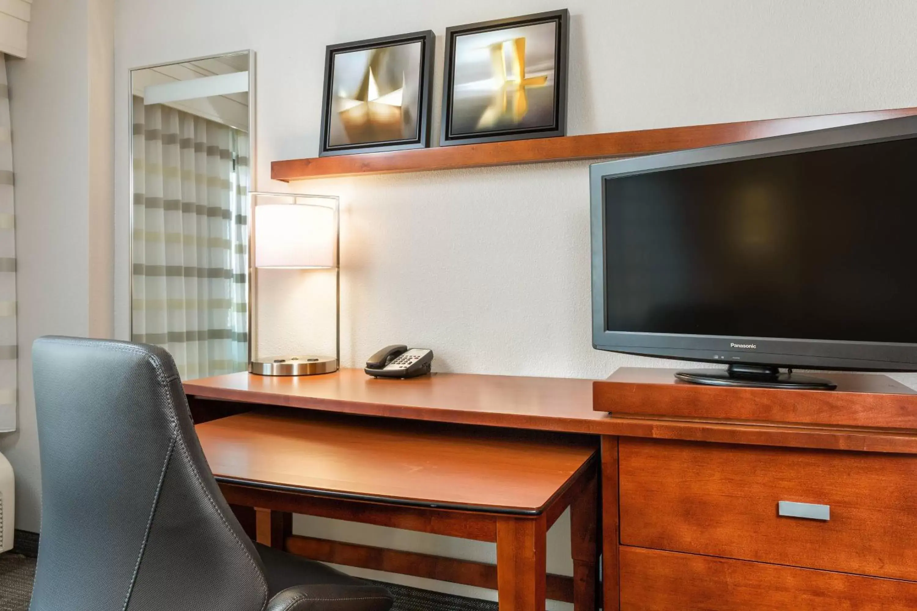 Photo of the whole room, TV/Entertainment Center in Courtyard by Marriott Houston Galleria