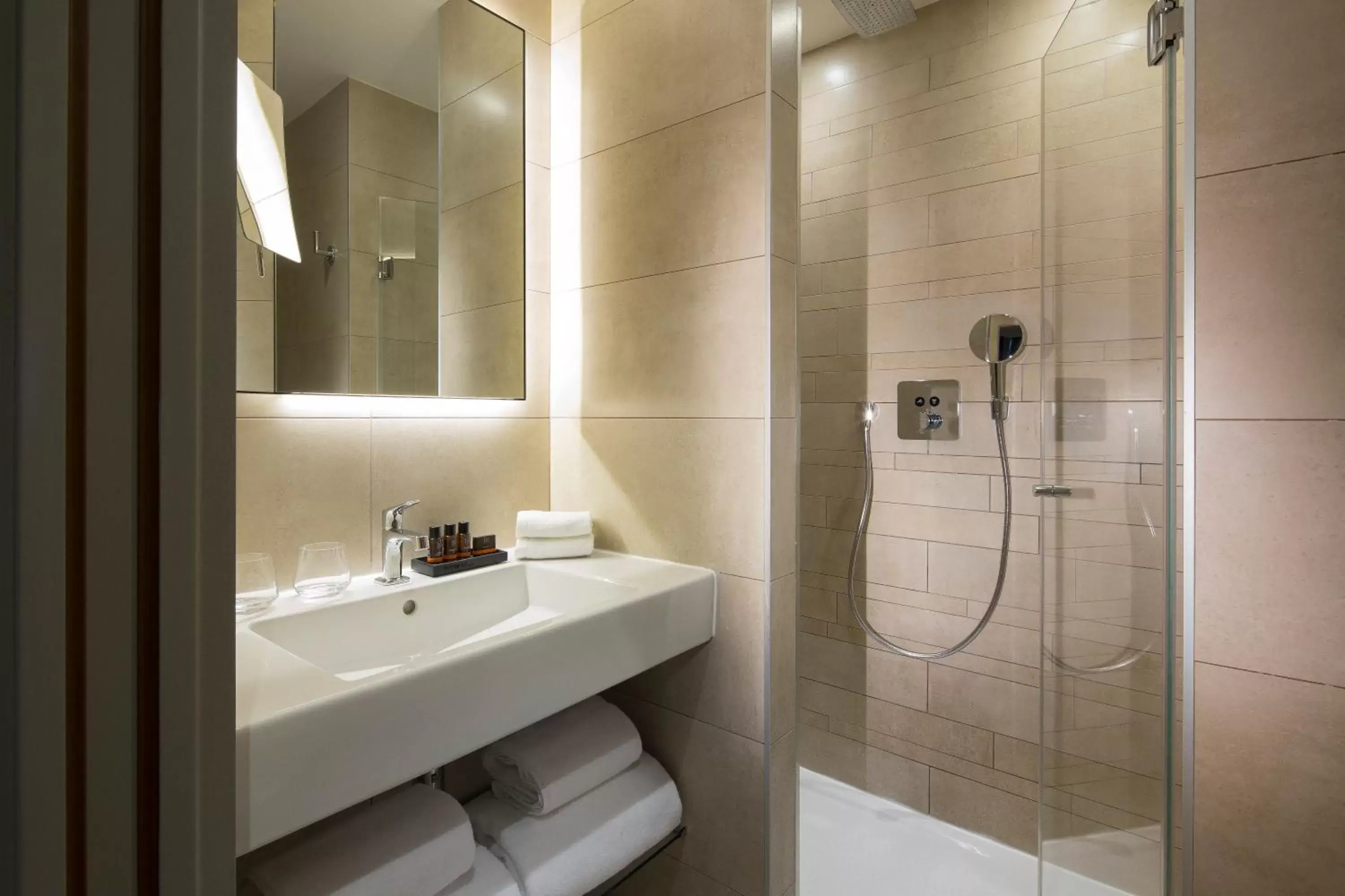Shower, Bathroom in Hotel Le 10 BIS