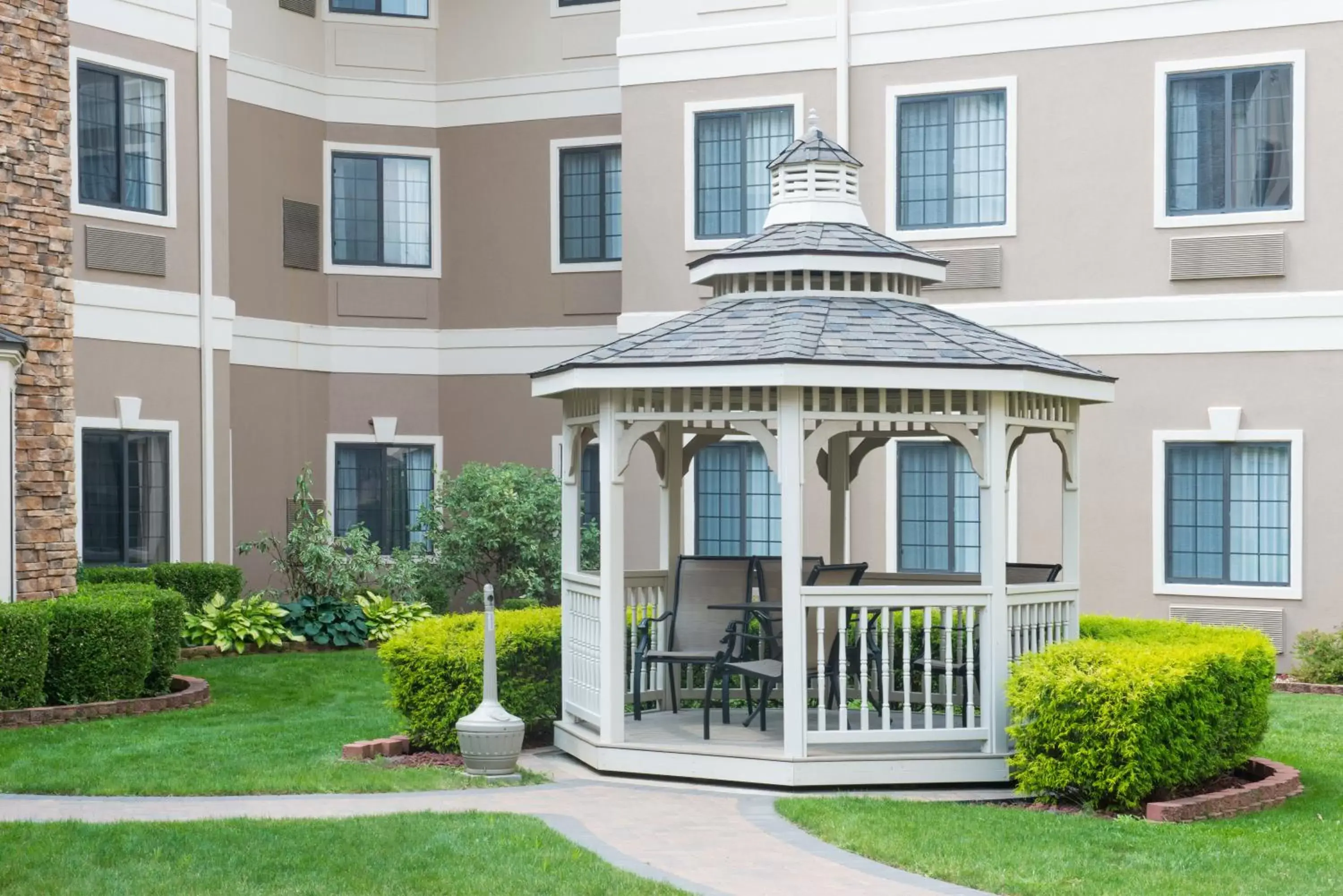 Garden, Property Building in Staybridge Suites Columbus-Airport, an IHG Hotel