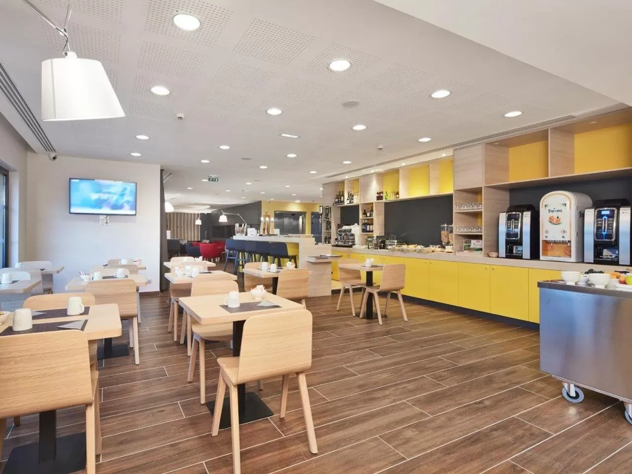 Dining area in Kyriad Prestige Pau – Palais des Sports