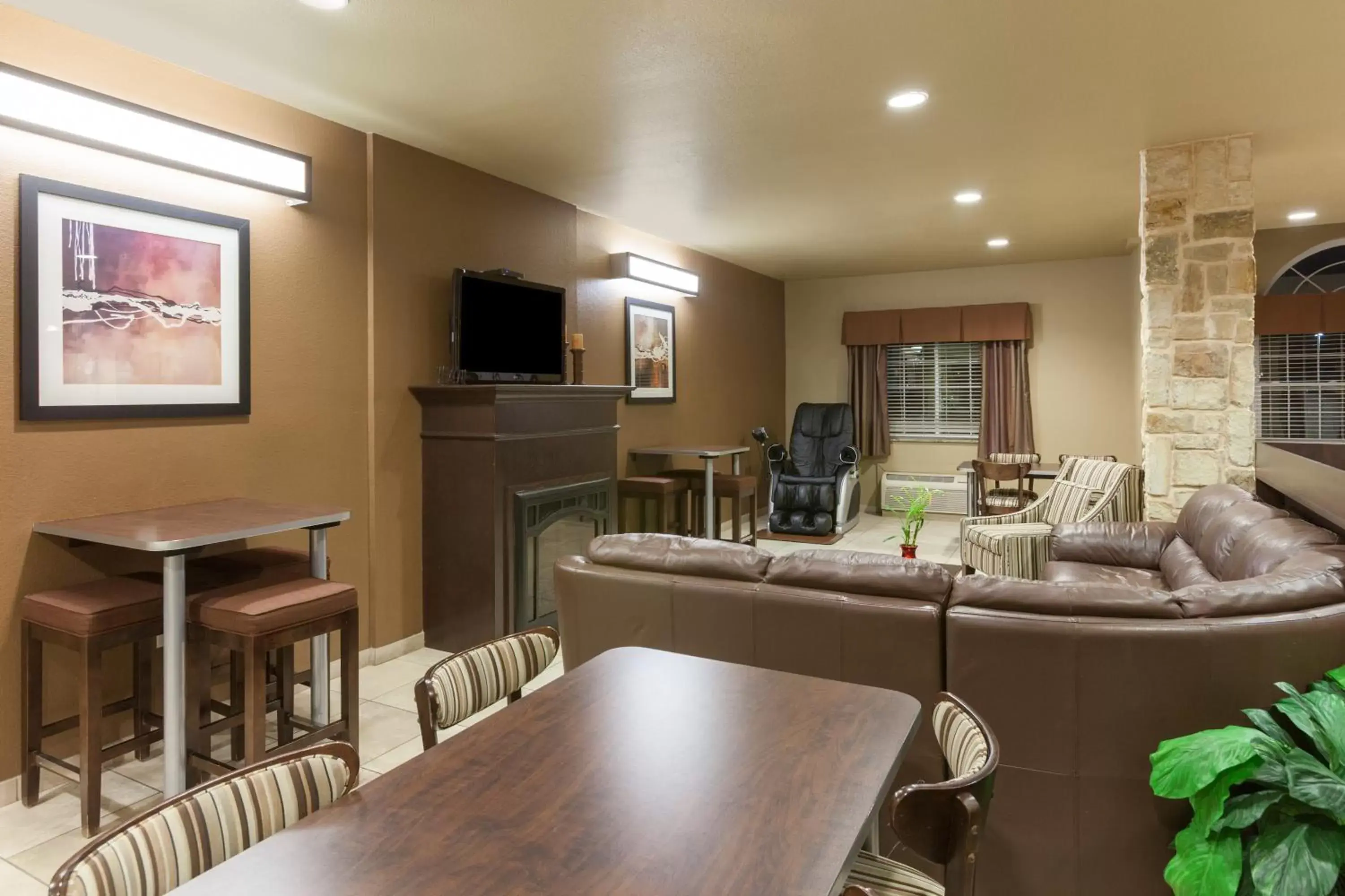 Communal lounge/ TV room, Restaurant/Places to Eat in Microtel Inn & Suites by Wyndham Searcy