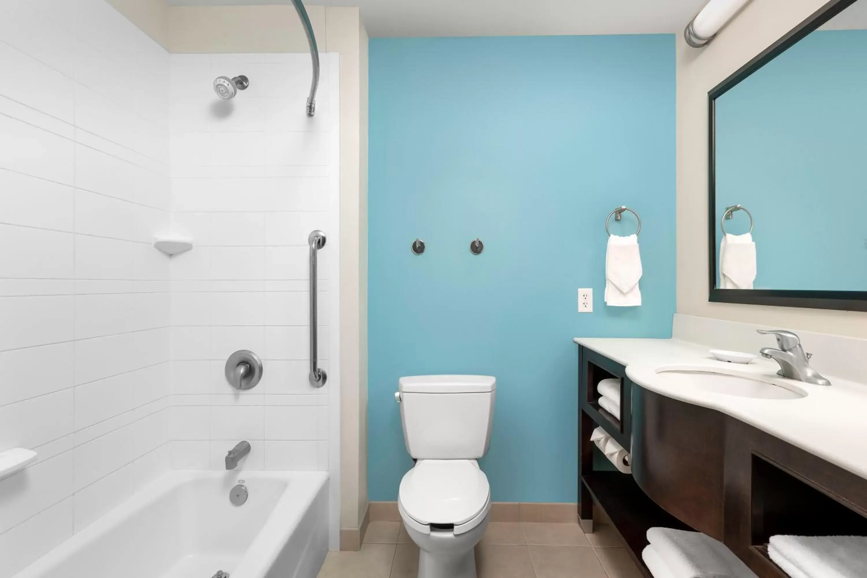 Bathroom in Comfort Suites Lake City
