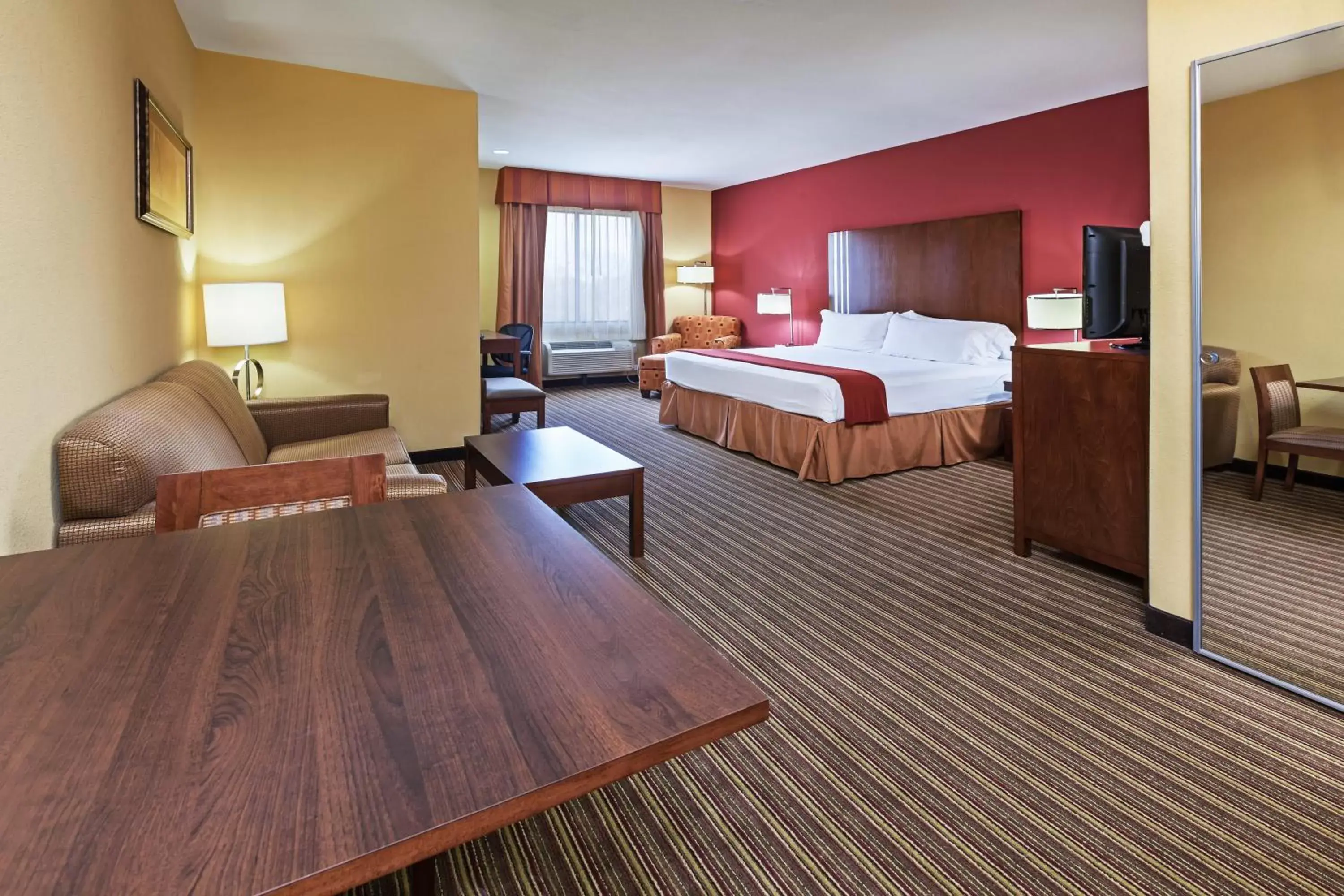 Photo of the whole room, Bed in Holiday Inn Express & Suites Cleveland, an IHG Hotel