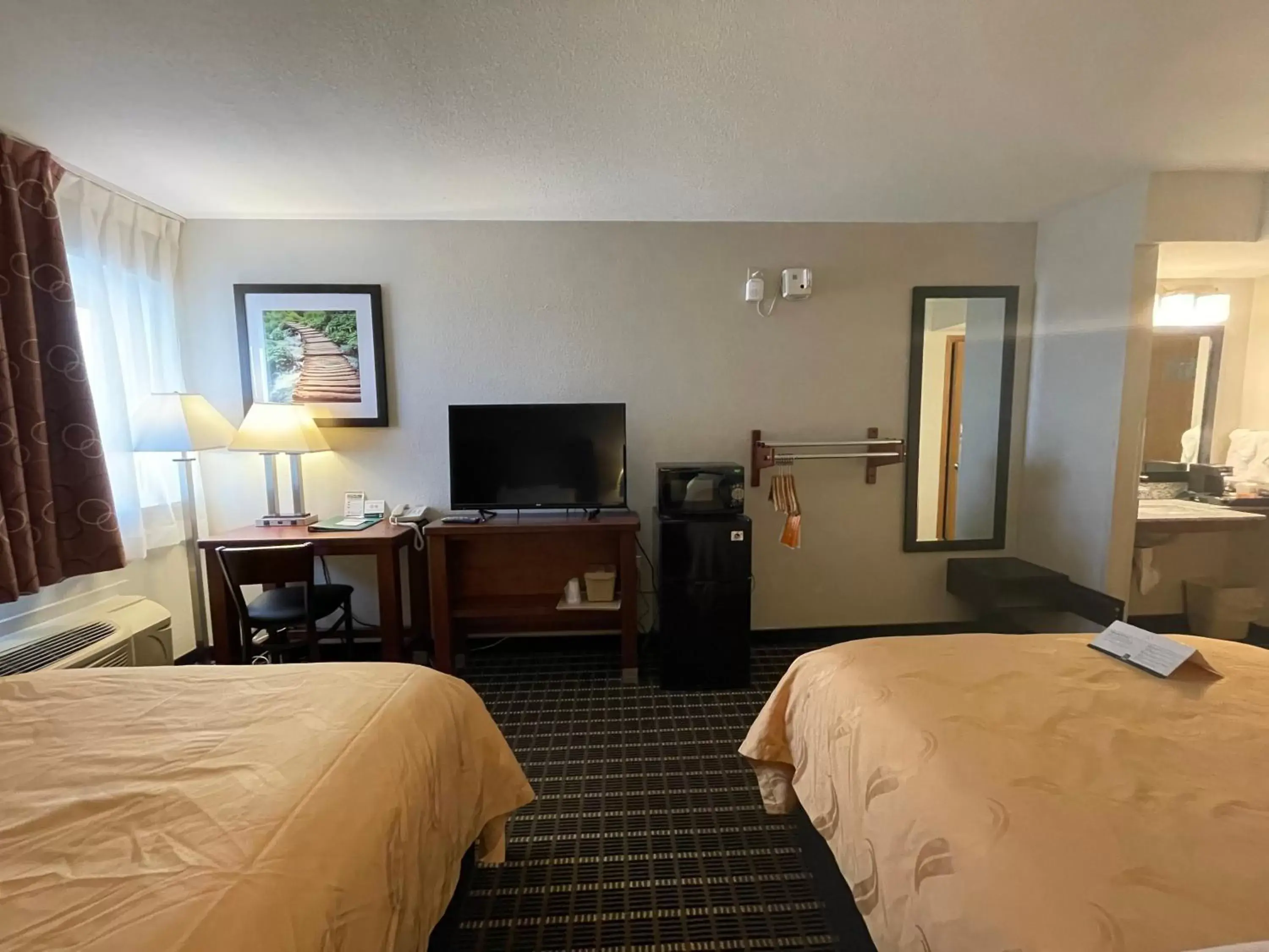 Bed, TV/Entertainment Center in Quality Inn Madison West Near University Area