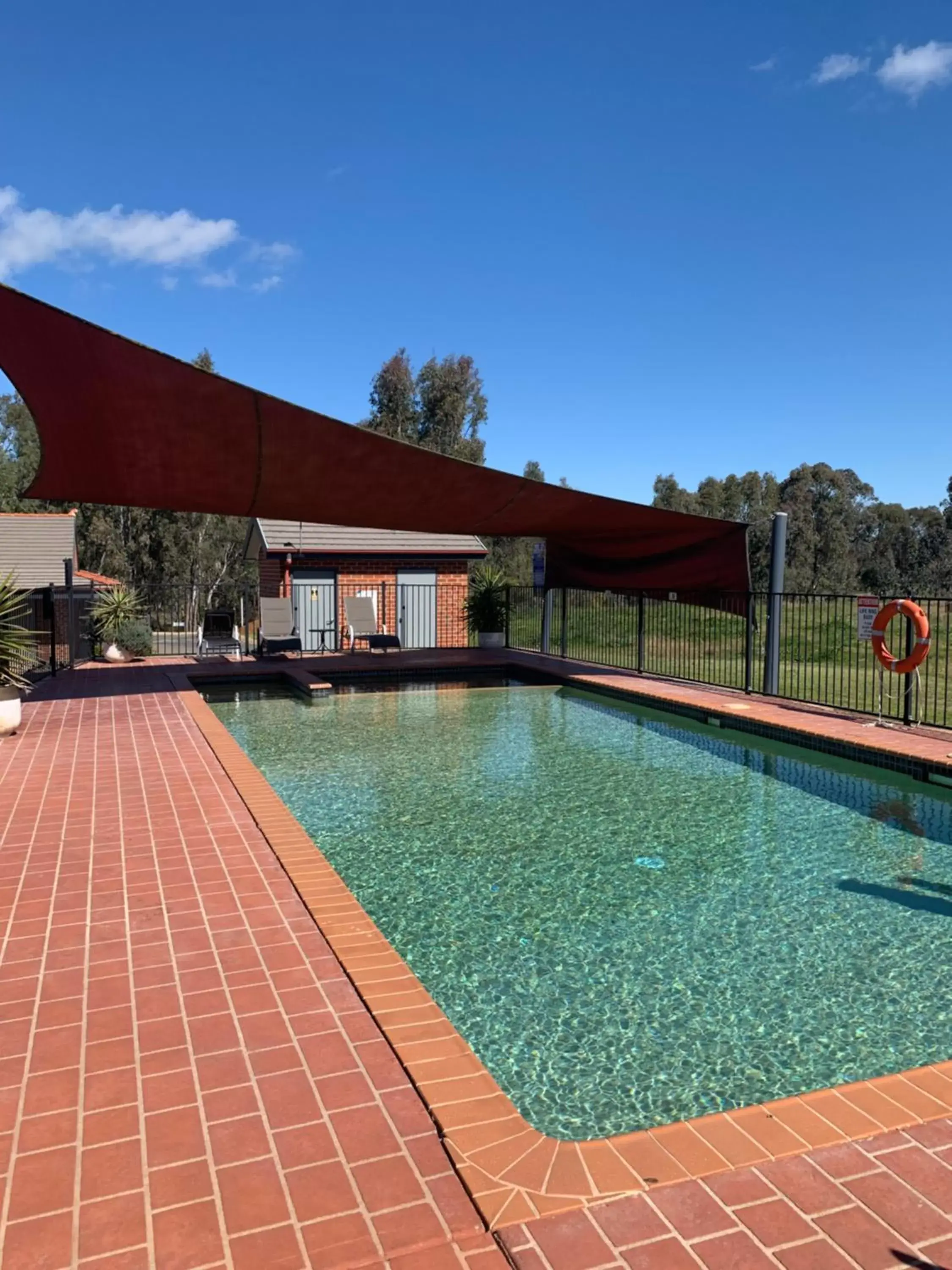 Swimming Pool in Blazing Stump Motel & Suites