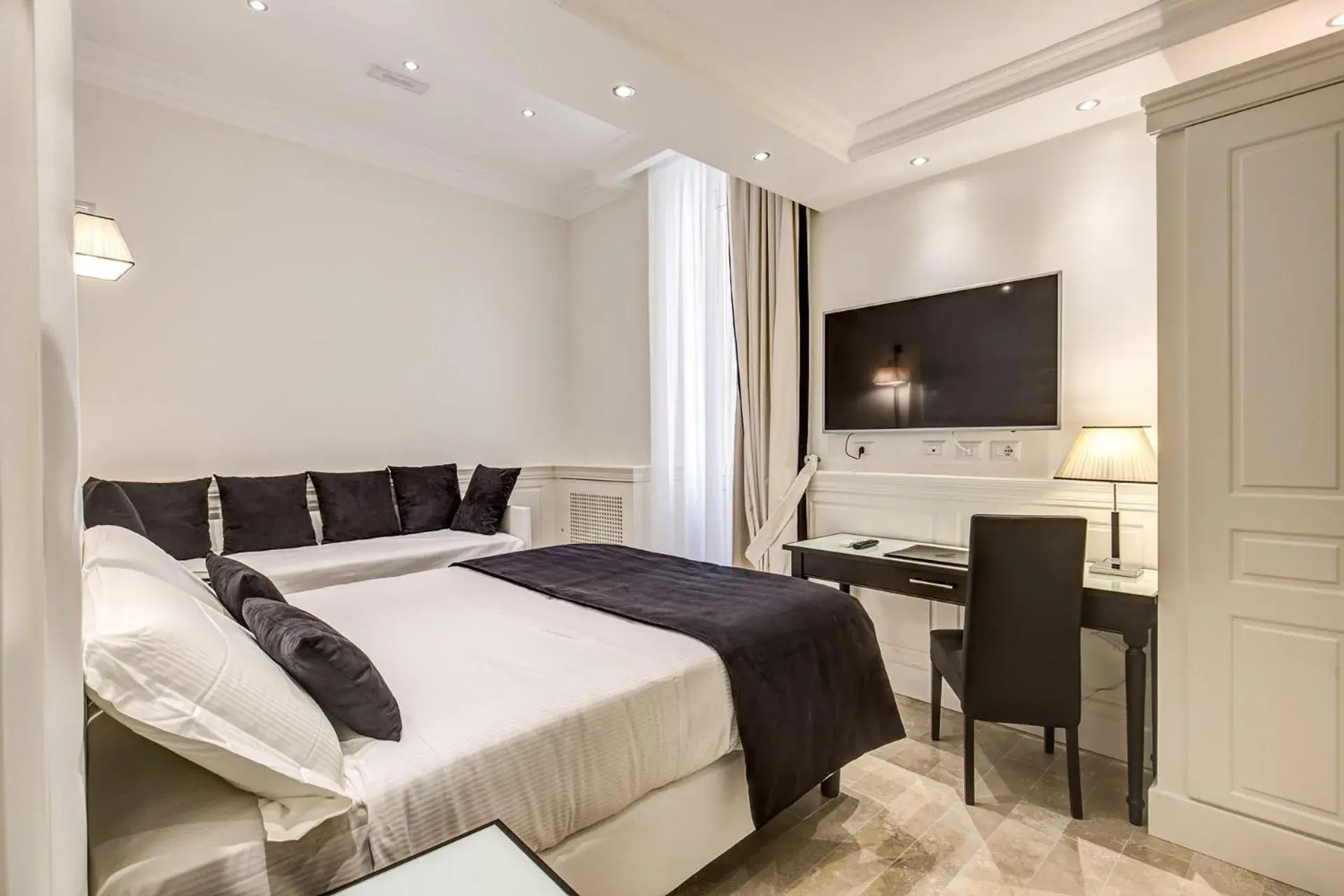 TV and multimedia, Bed in Hotel dei Quiriti Suite