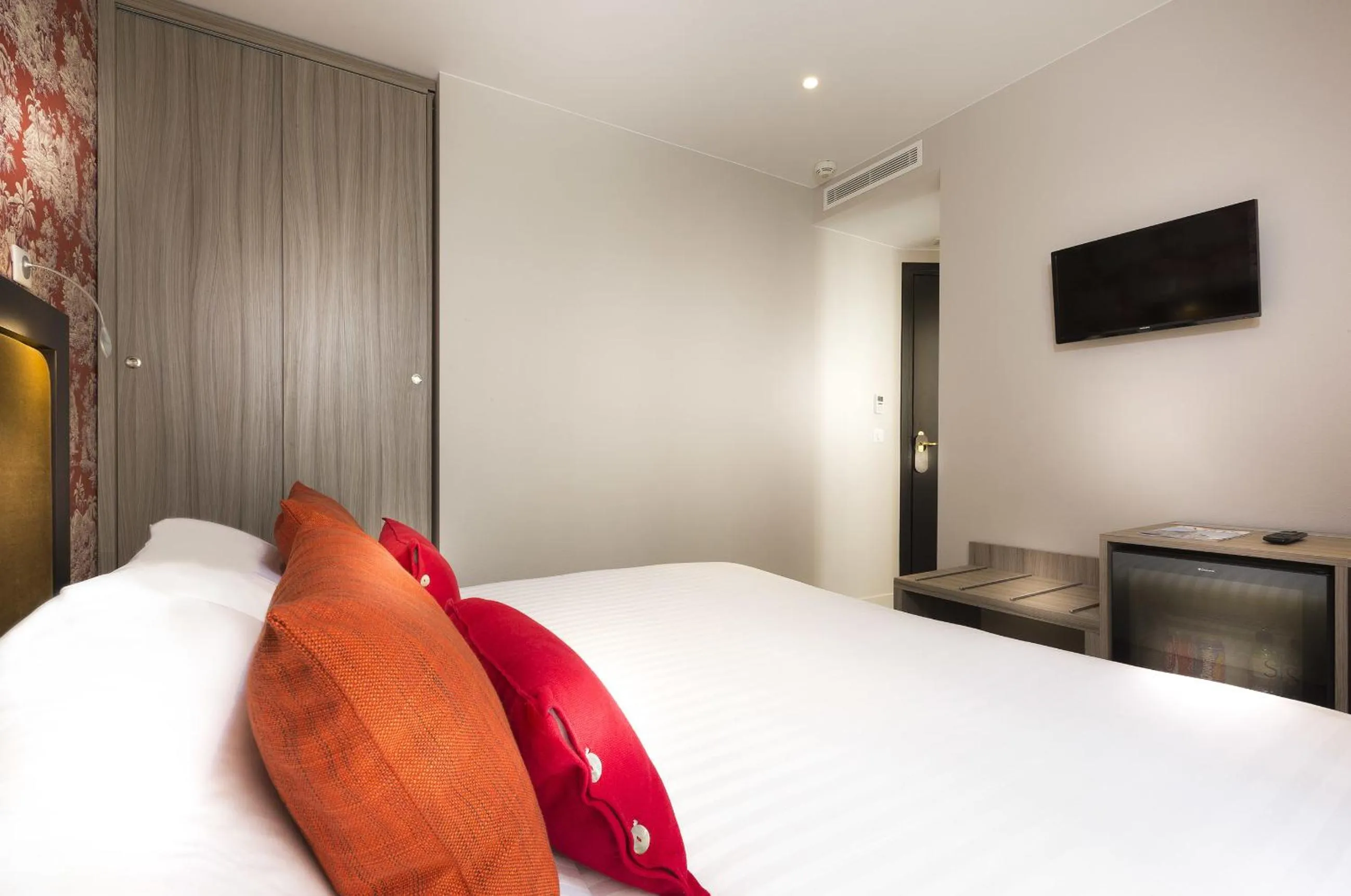 Bed in Hôtel International Paris