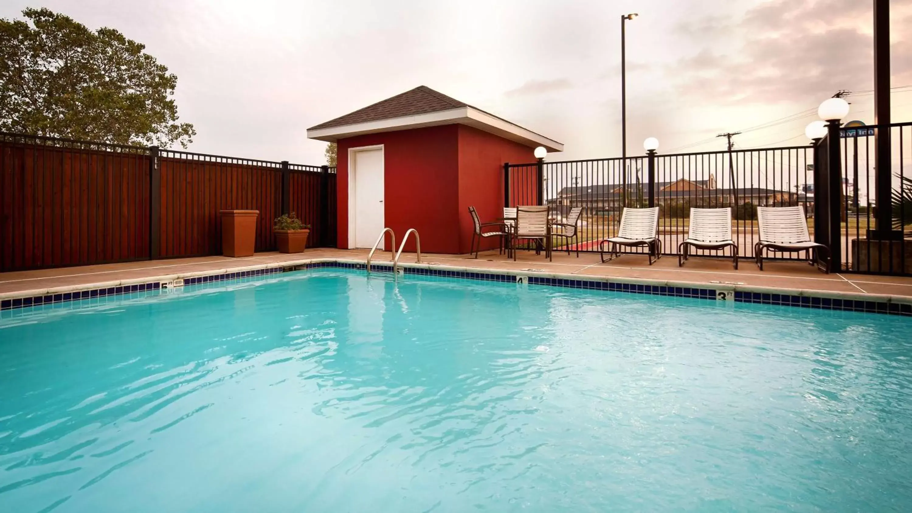 On site, Swimming Pool in Best Western Plus Waco North